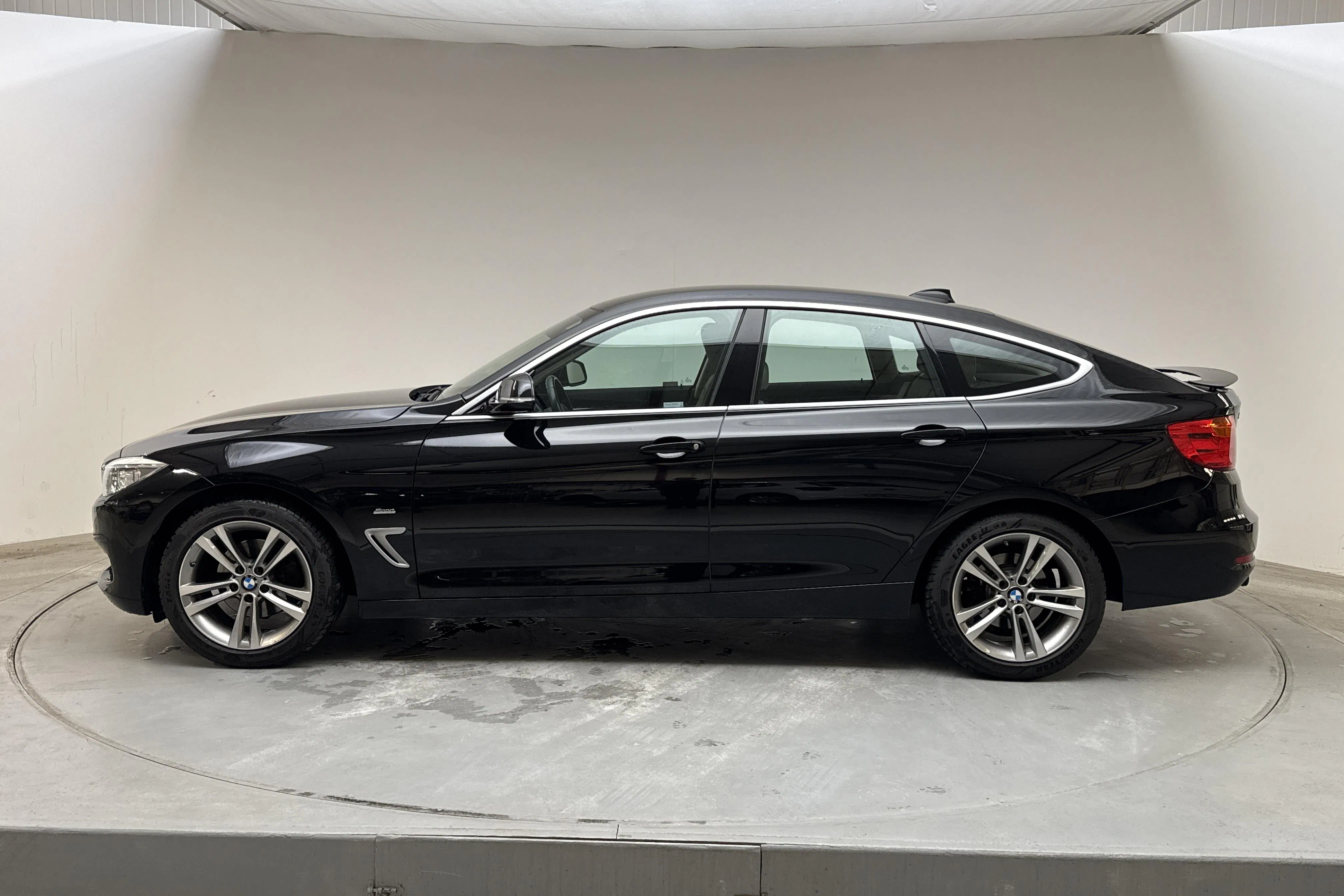 Presentationsfoto 2 av 13: BMW 320d GT xDrive, F34 (190hk) - 15 561 mil - Automat - svart - 2016
