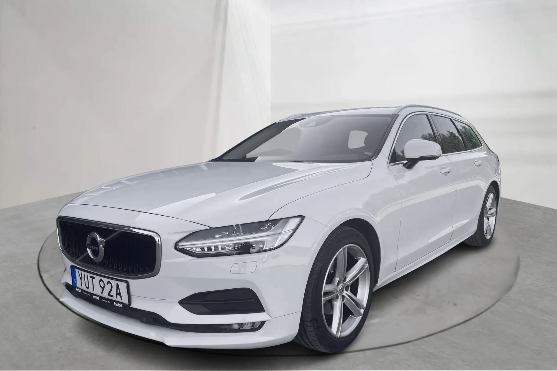Presentationsfoto 1 av 19: Volvo V90 D4 (190hk) - 13 374 mil - Automat - vit - 2019