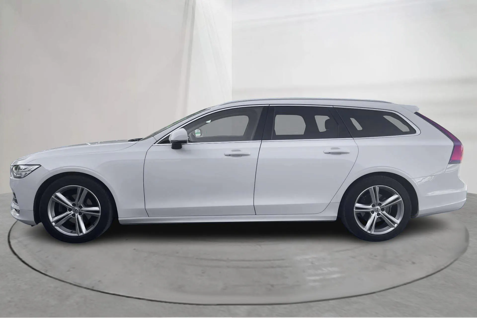Presentationsfoto 2 av 19: Volvo V90 D4 (190hk) - 13 374 mil - Automat - vit - 2019