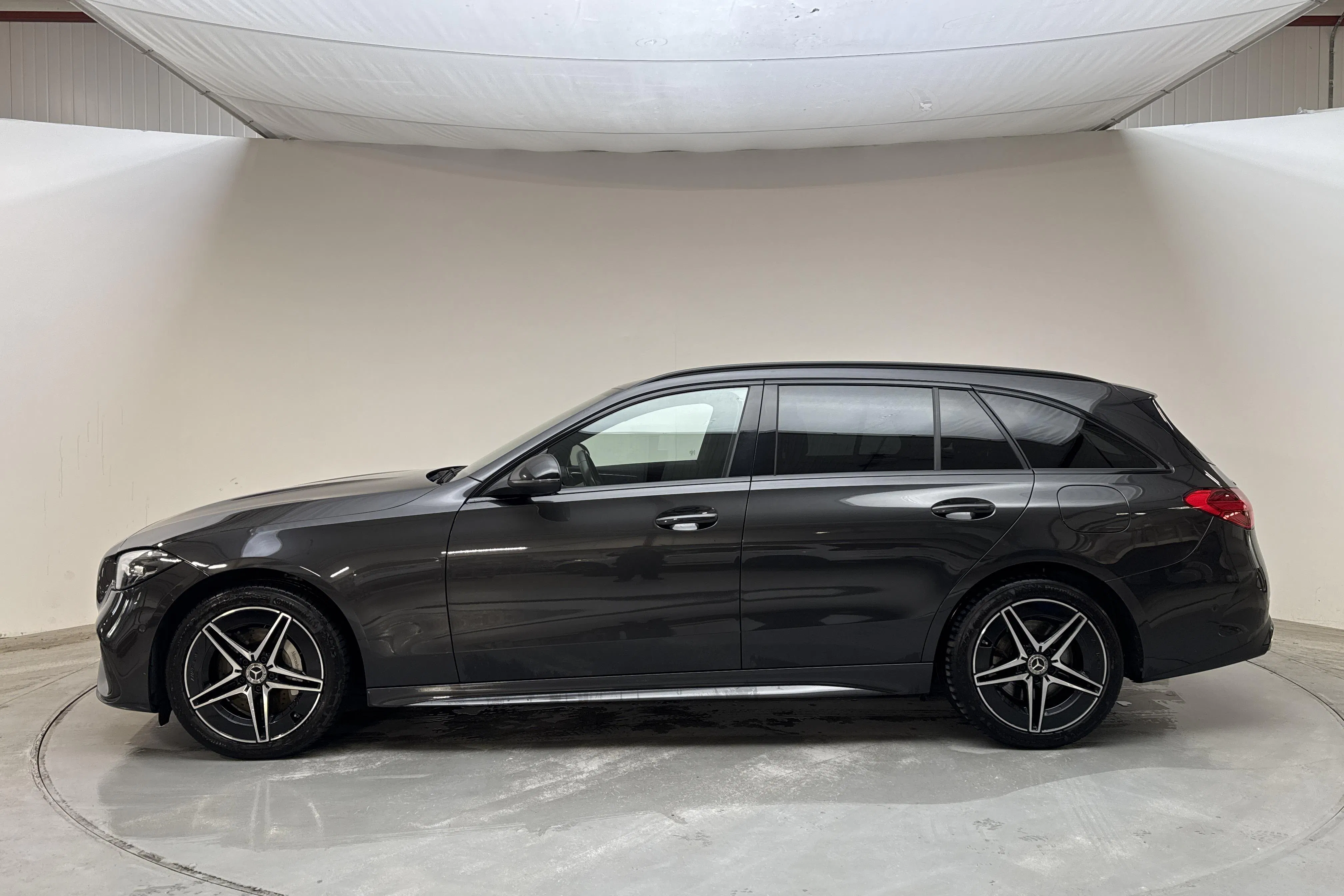 Presentationsfoto 2 av 16: Mercedes C 300 e Kombi S206 (333hk) - 13 957 mil - Automat - grå - 2023