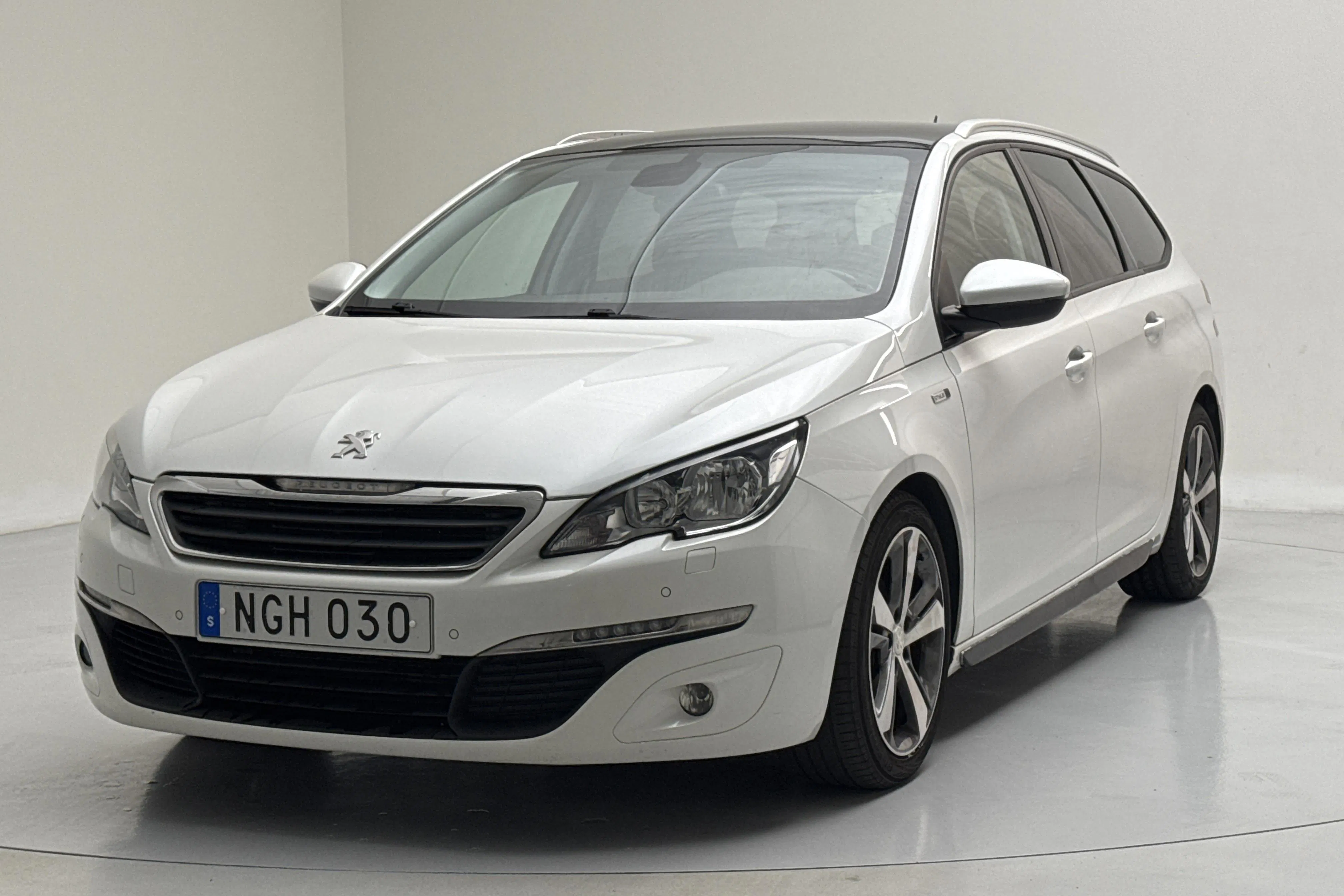 Presentationsfoto 1 av 15: Peugeot 308 SW PureTech (130hk) - 11 225 mil - Automat - vit - 2016