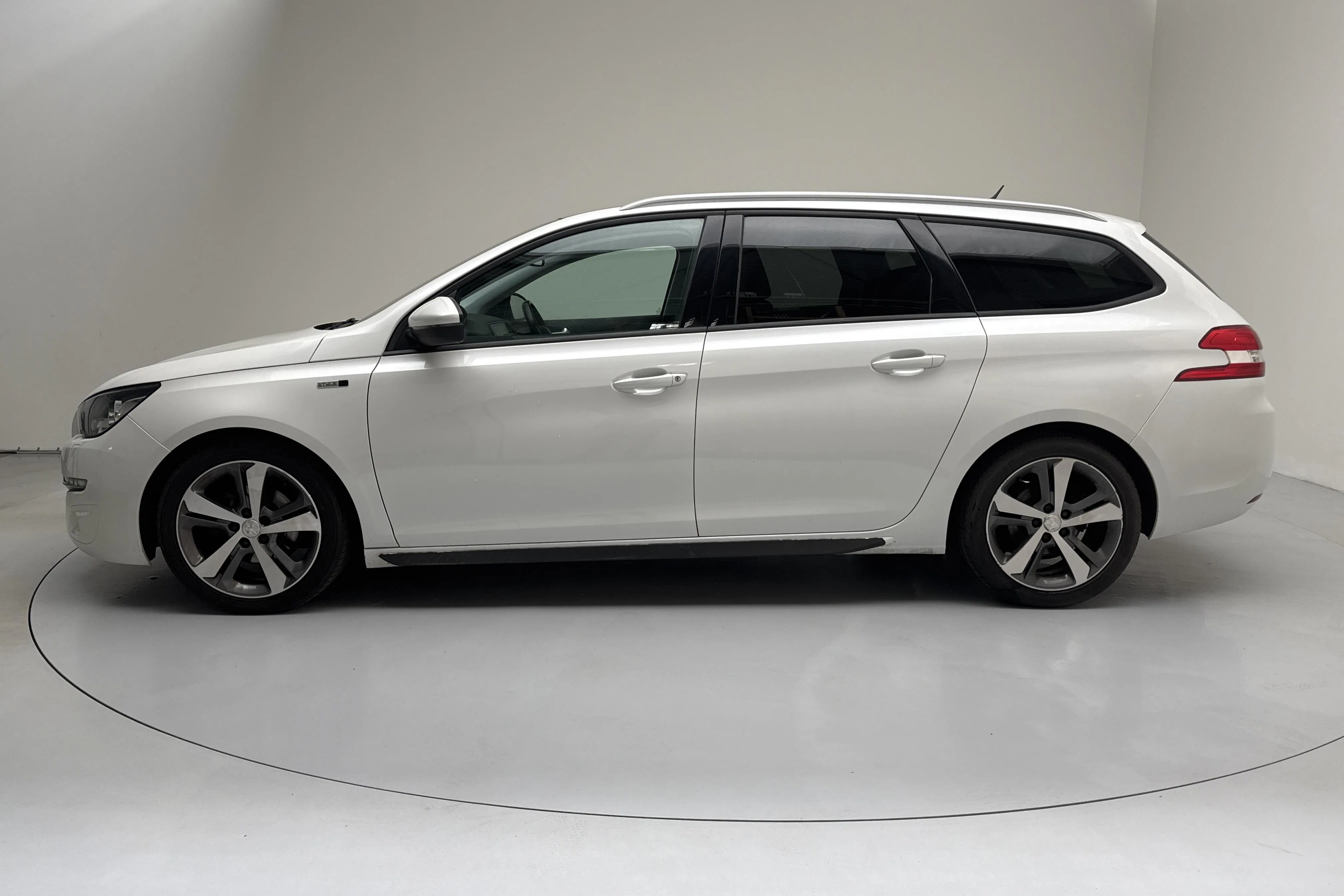 Presentationsfoto 2 av 15: Peugeot 308 SW PureTech (130hk) - 11 225 mil - Automat - vit - 2016