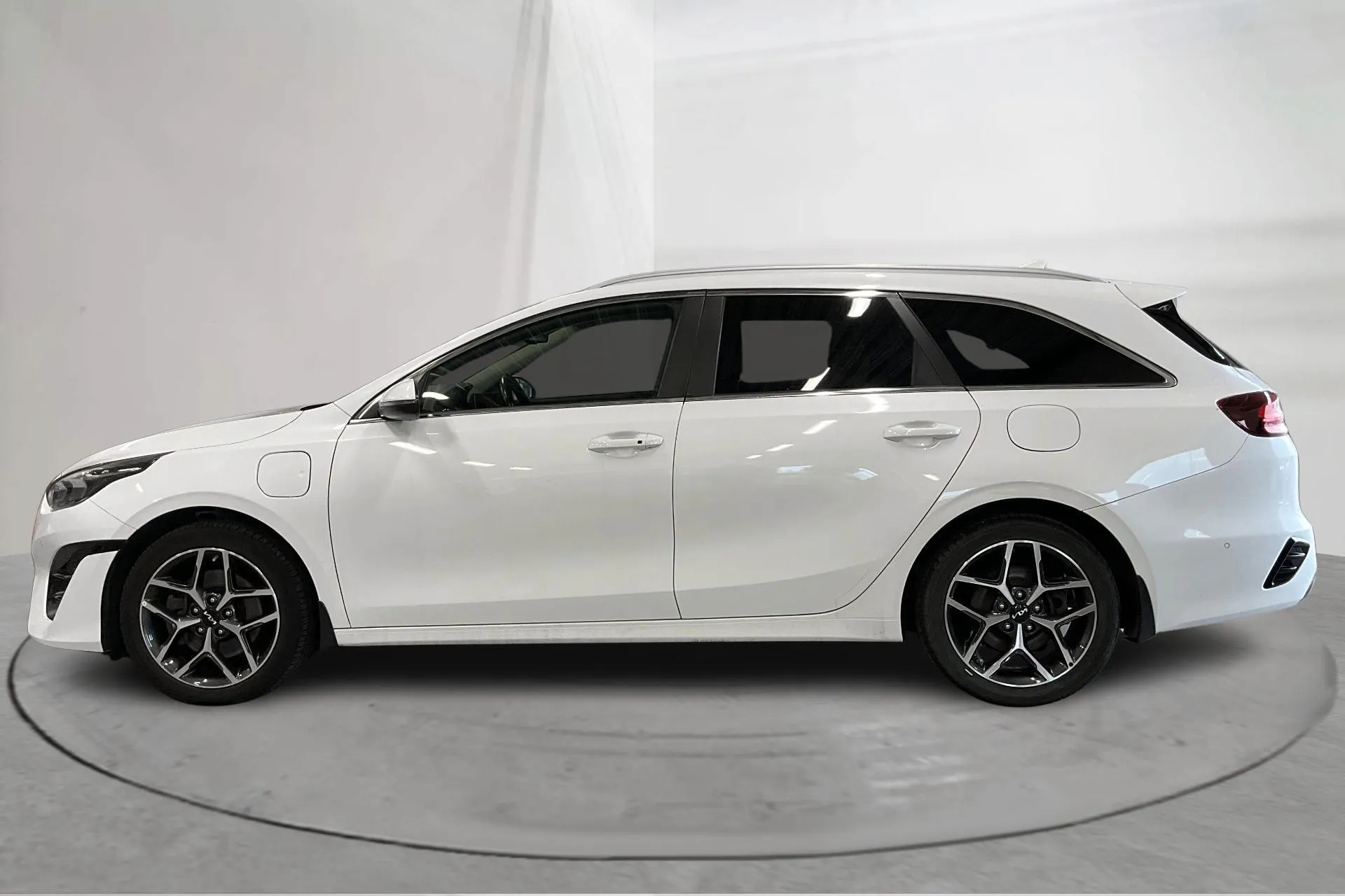 Presentationsfoto 2 av 21: KIA Ceed 1.6 Plug-in Hybrid SW (141hk) - 11 049 mil - Automat - vit - 2022