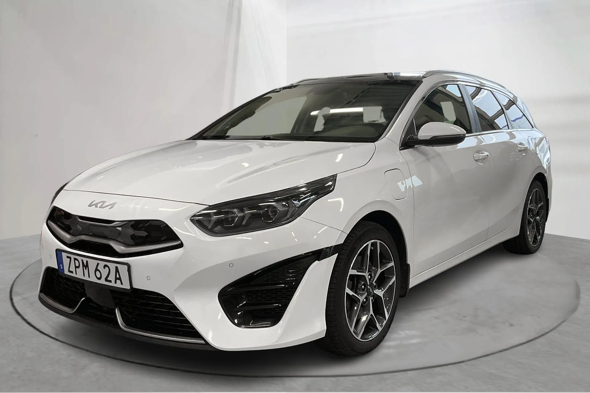 Presentationsfoto 1 av 21: KIA Ceed 1.6 Plug-in Hybrid SW (141hk) - 11 049 mil - Automat - vit - 2022