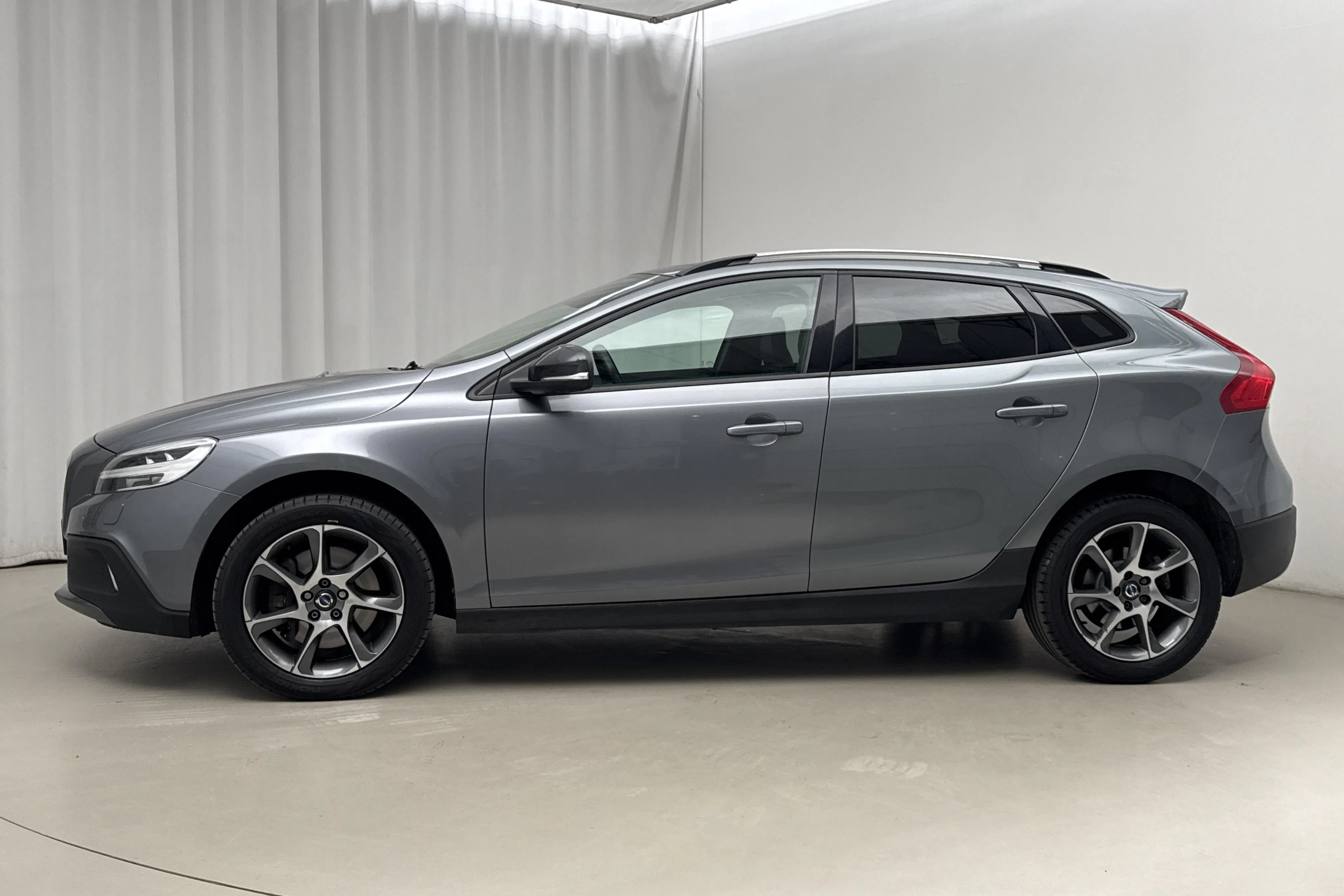 Presentation photo 2 of 24: Volvo V40 Cross Country D3 (150hk) - 84 710 km - Automatic - gray - 2019