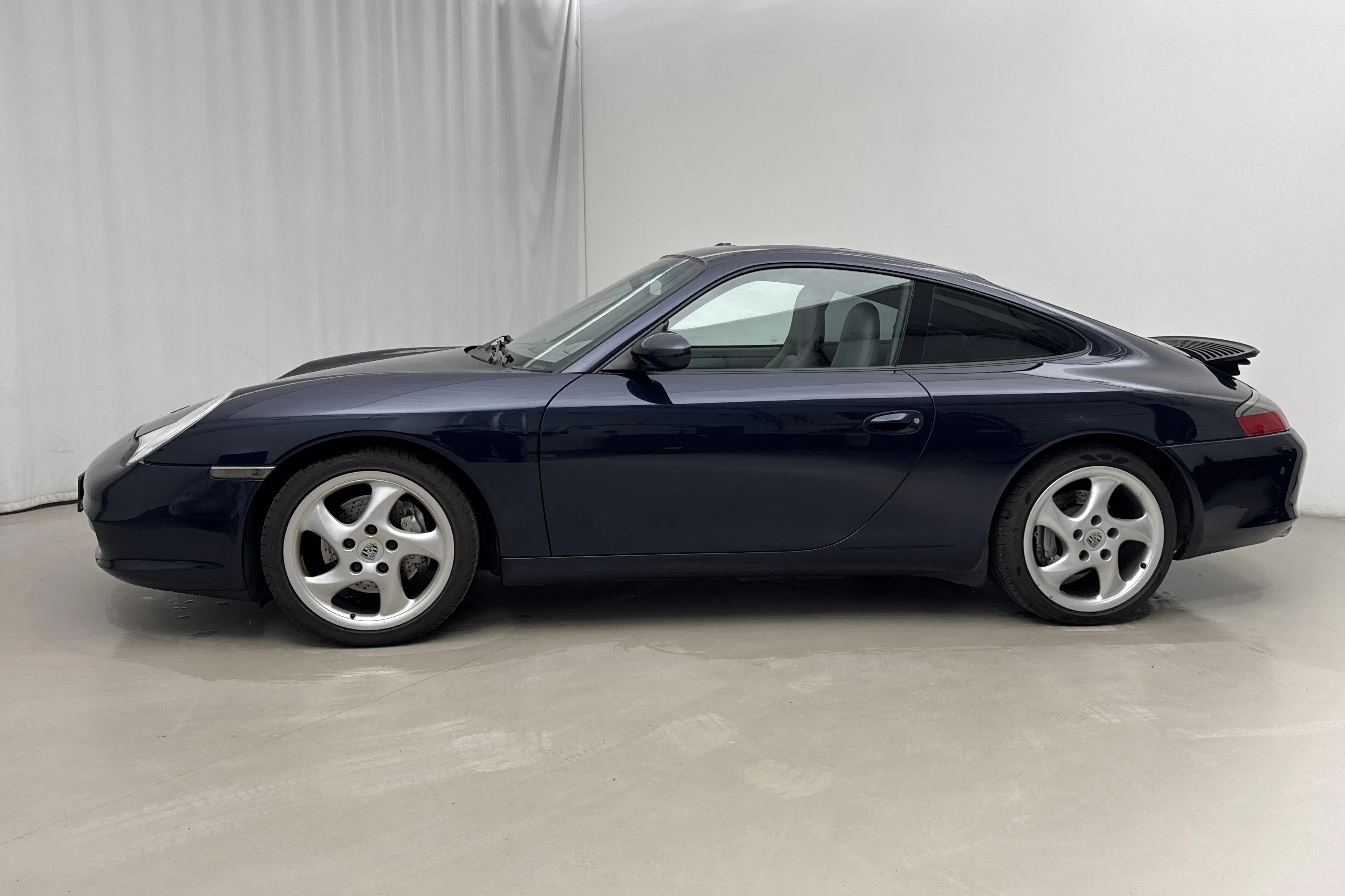 Presentationsfoto 2 av 18: Porsche 911/996 Carrera 3.6 4 Coupé (320hk) - 16 279 mil - Automat - Dark Blue - 2003