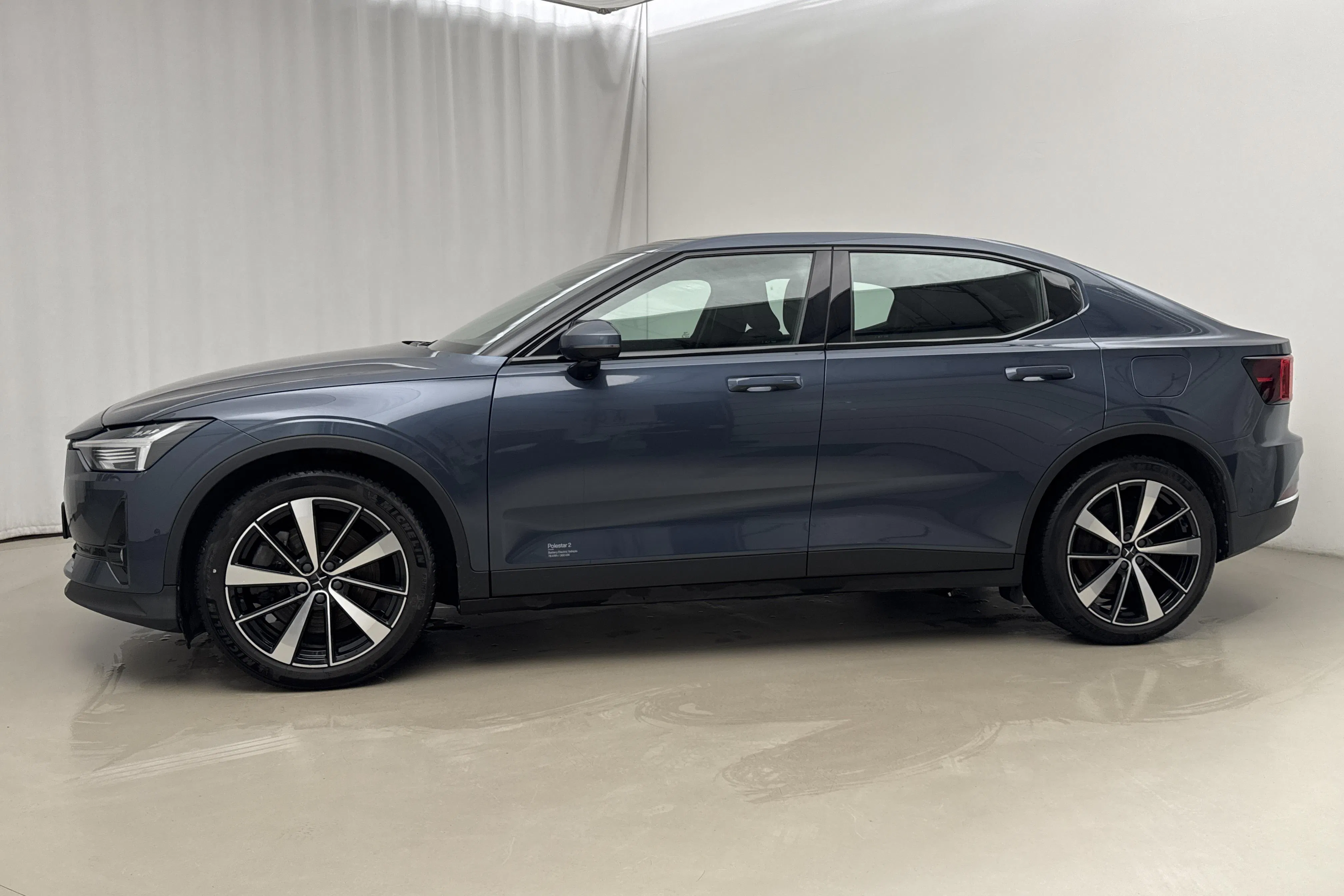 Presentationsfoto 2 av 25: Polestar 2 Long range Dual motor (408hk) - 16 337 mil - Automat - Dark Blue - 2022