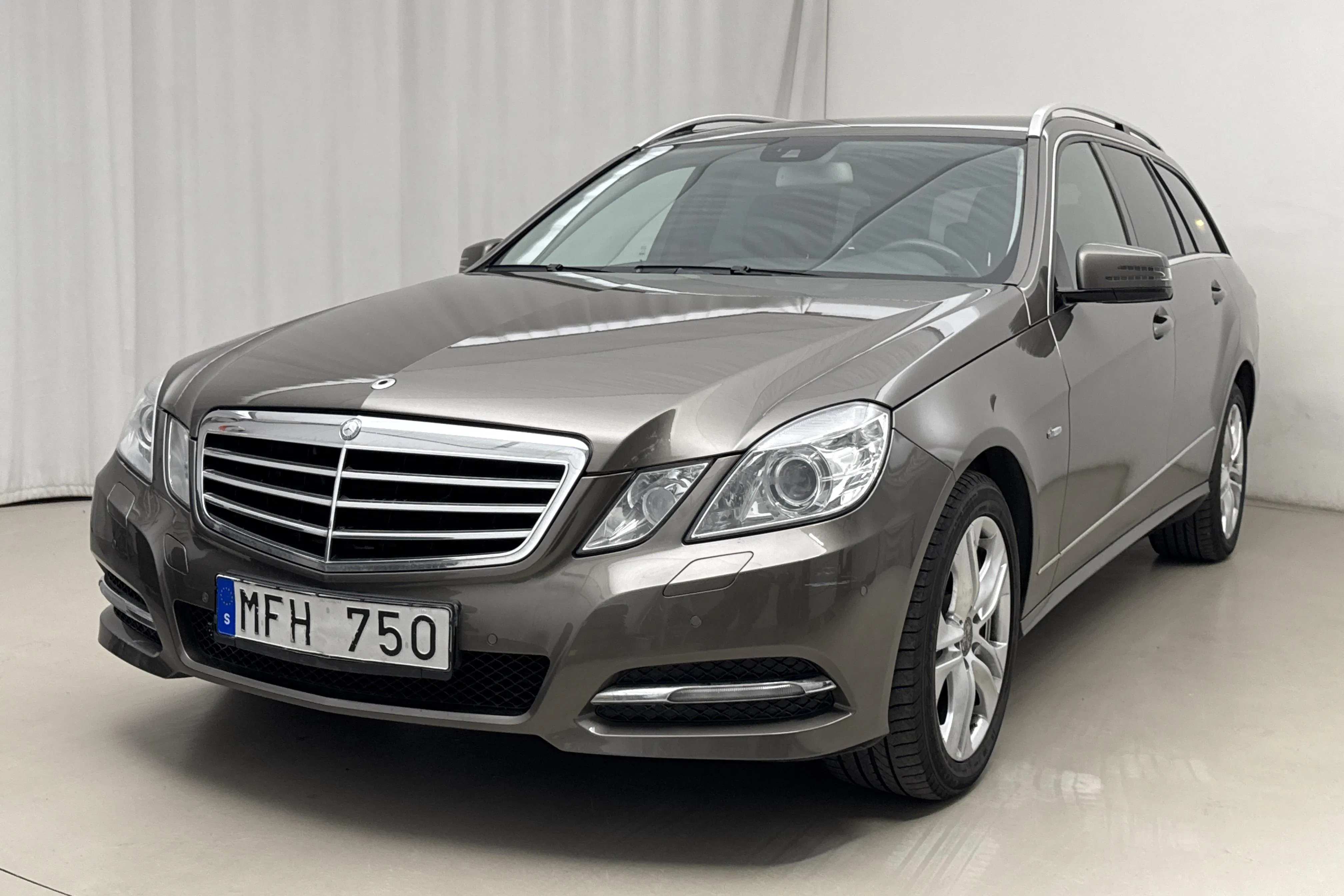 Presentationsfoto 1 av 15: Mercedes E 250 CDI Kombi 4matic S212 (204hk) - 26 953 mil - Automat - Dark Brown - 2012
