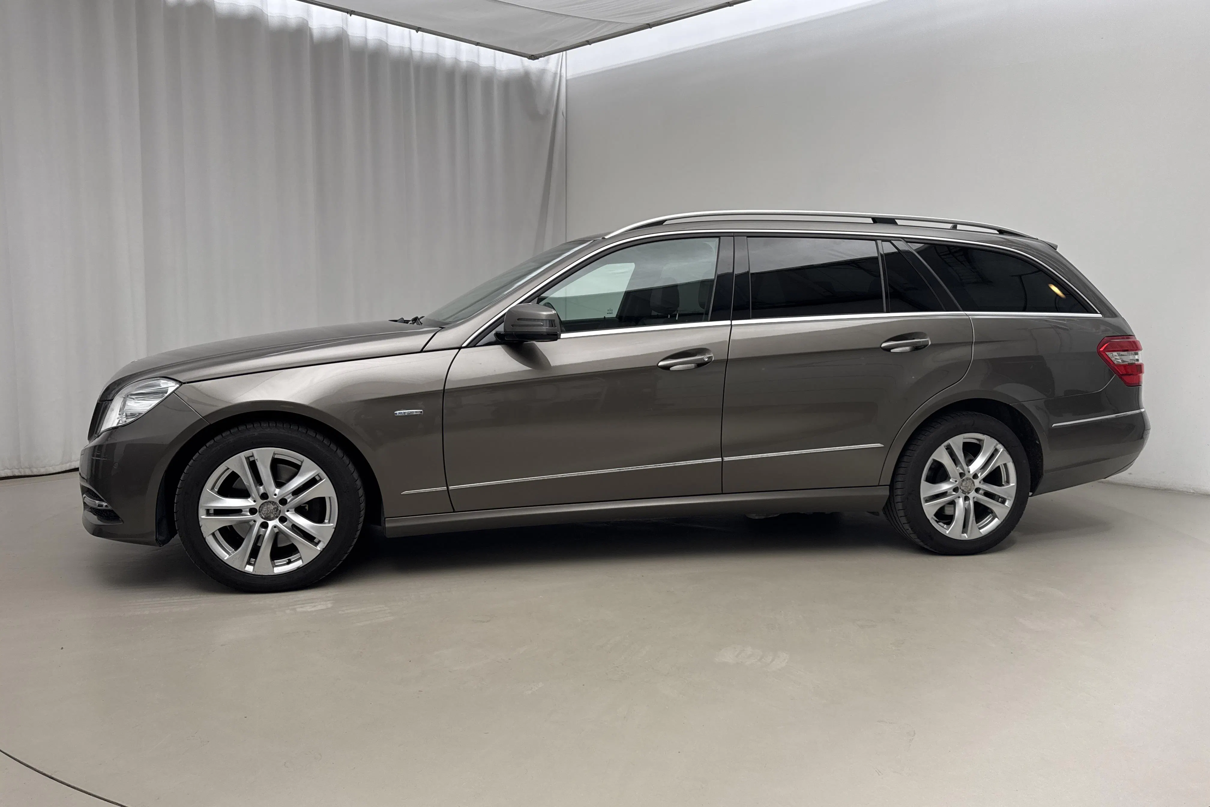 Presentationsfoto 2 av 15: Mercedes E 250 CDI Kombi 4matic S212 (204hk) - 26 953 mil - Automat - Dark Brown - 2012