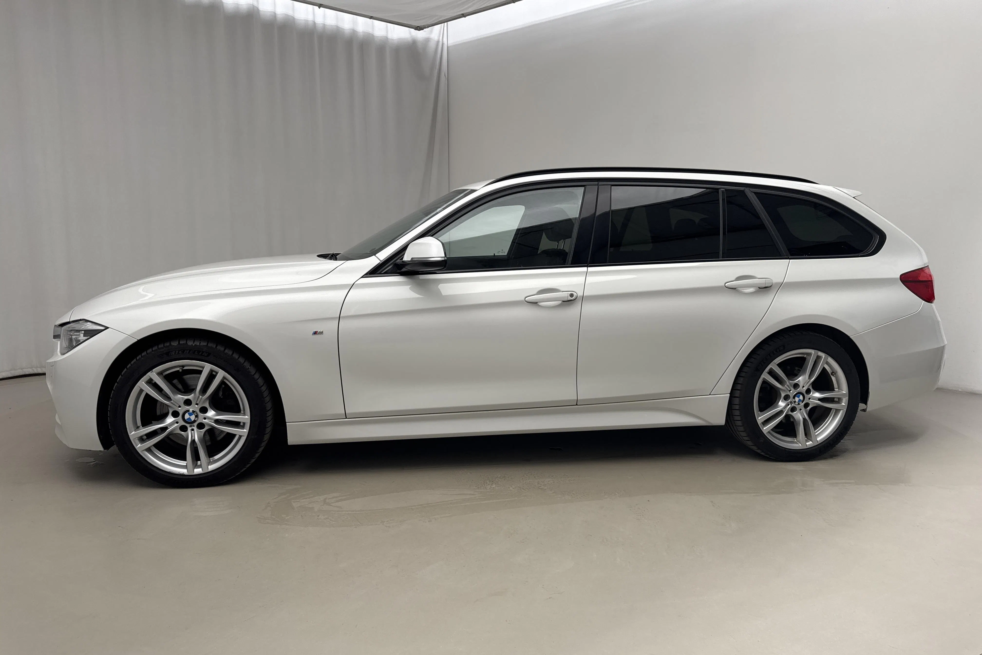 Presentationsfoto 2 av 21: BMW 330i xDrive Touring, F31 (252hk) - 12 994 mil - Automat - vit - 2018