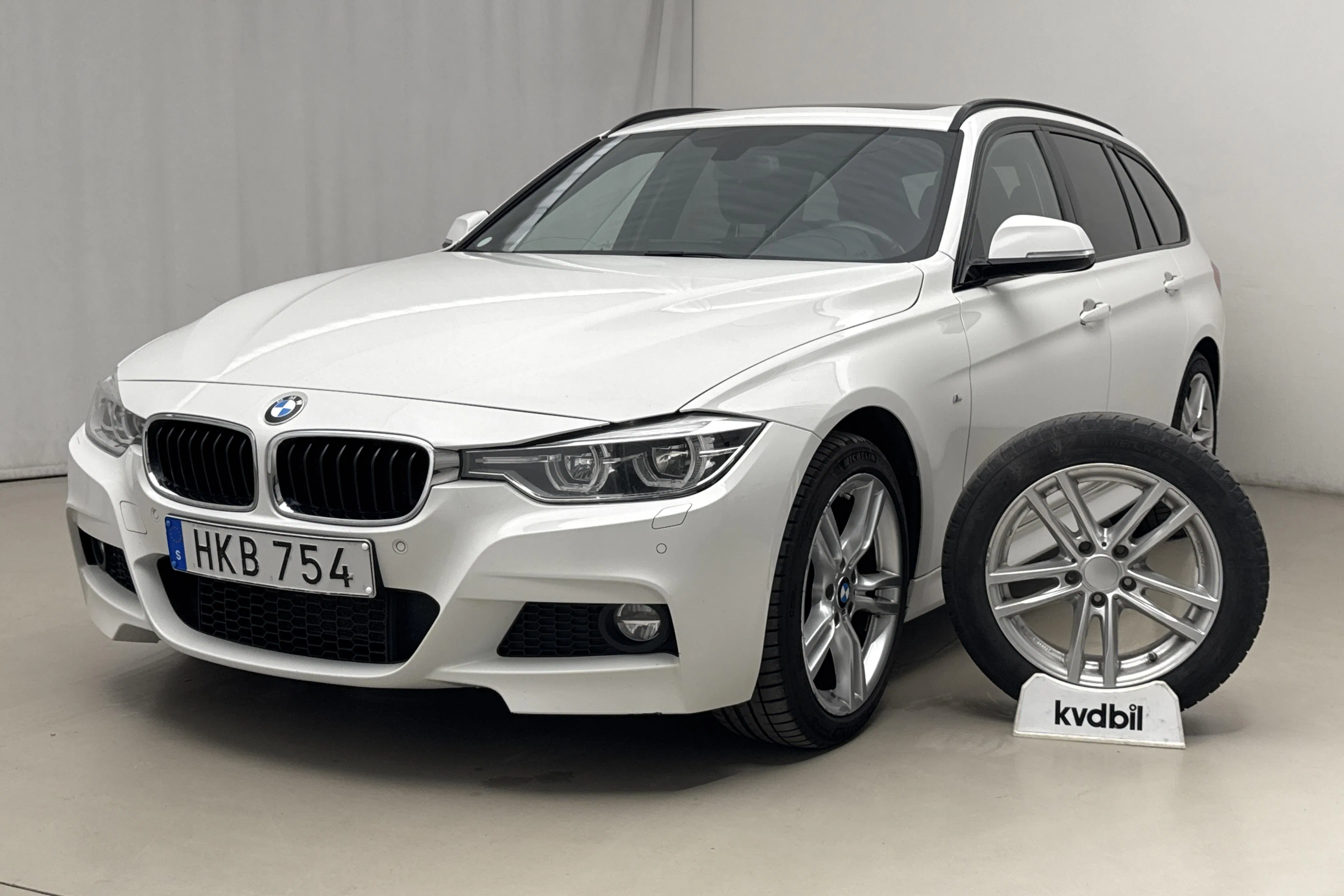 Presentationsfoto 1 av 21: BMW 330i xDrive Touring, F31 (252hk) - 12 994 mil - Automat - vit - 2018