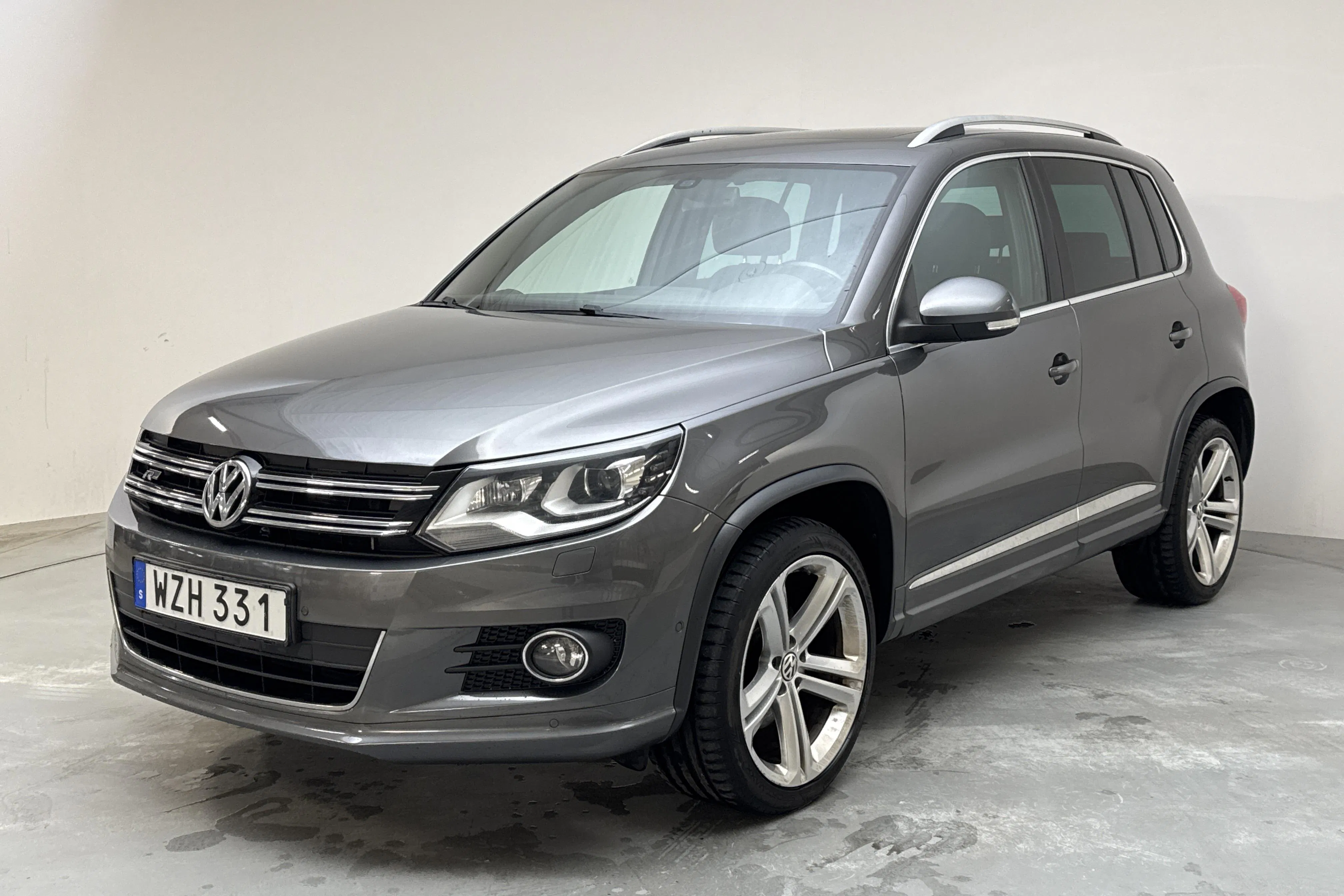Presentationsfoto 1 av 16: VW Tiguan 2.0 TDI 4MOTION BlueMotion Technology (184hk) - 16 376 mil - Automat - Dark Grey - 2016