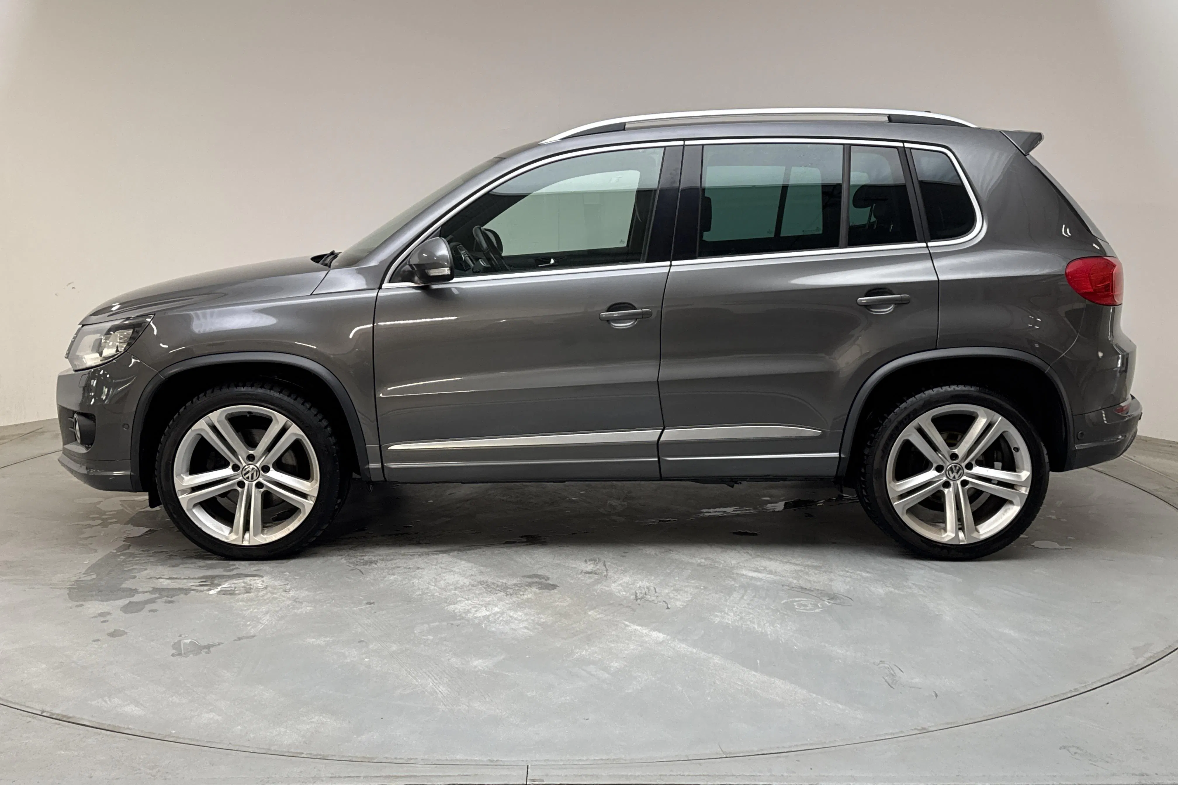 Presentationsfoto 2 av 16: VW Tiguan 2.0 TDI 4MOTION BlueMotion Technology (184hk) - 16 376 mil - Automat - Dark Grey - 2016