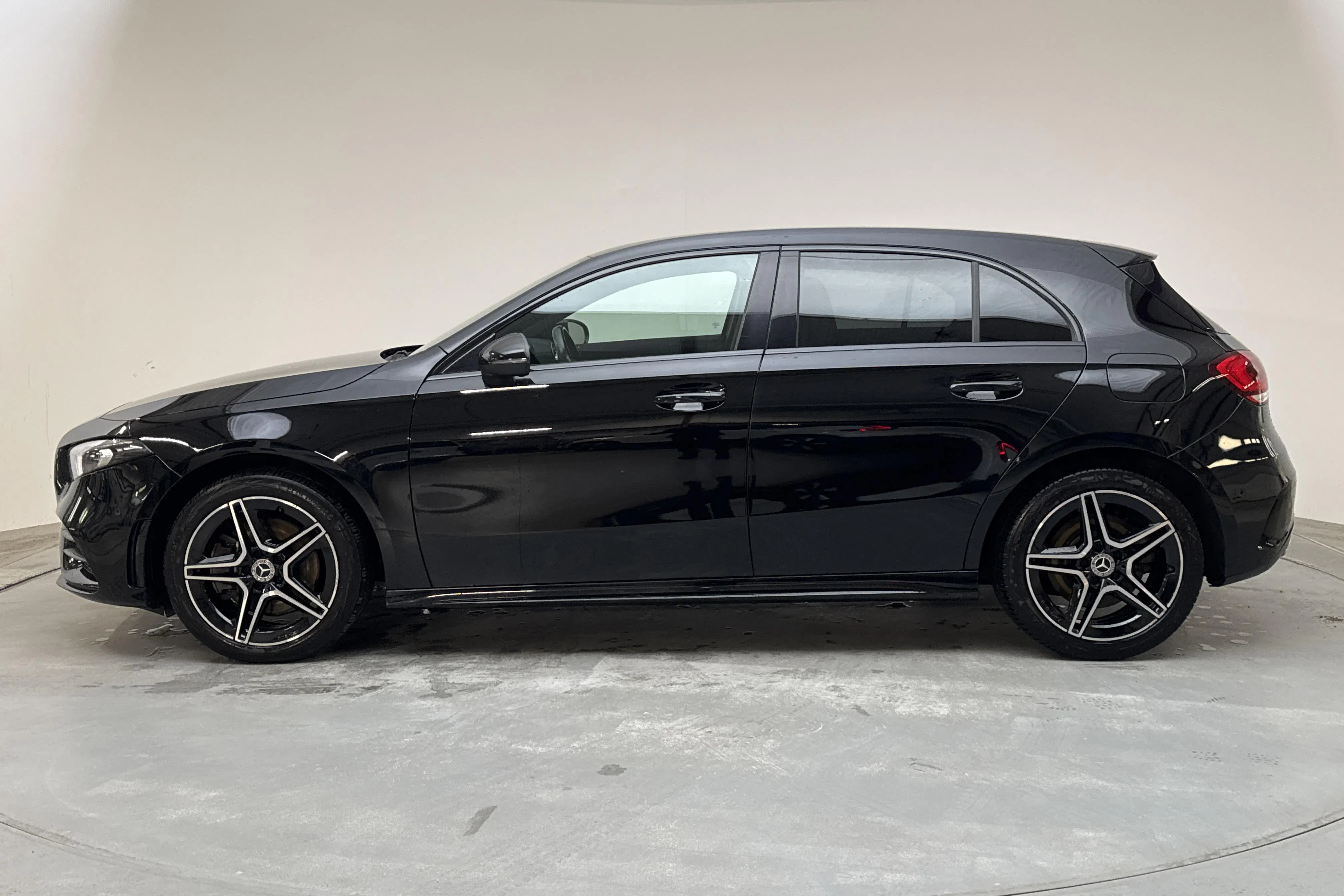 Presentation photo 2 of 14: Mercedes A 250 e 5dr W177 (218hk) - 58 300 km - Automatic - black - 2023