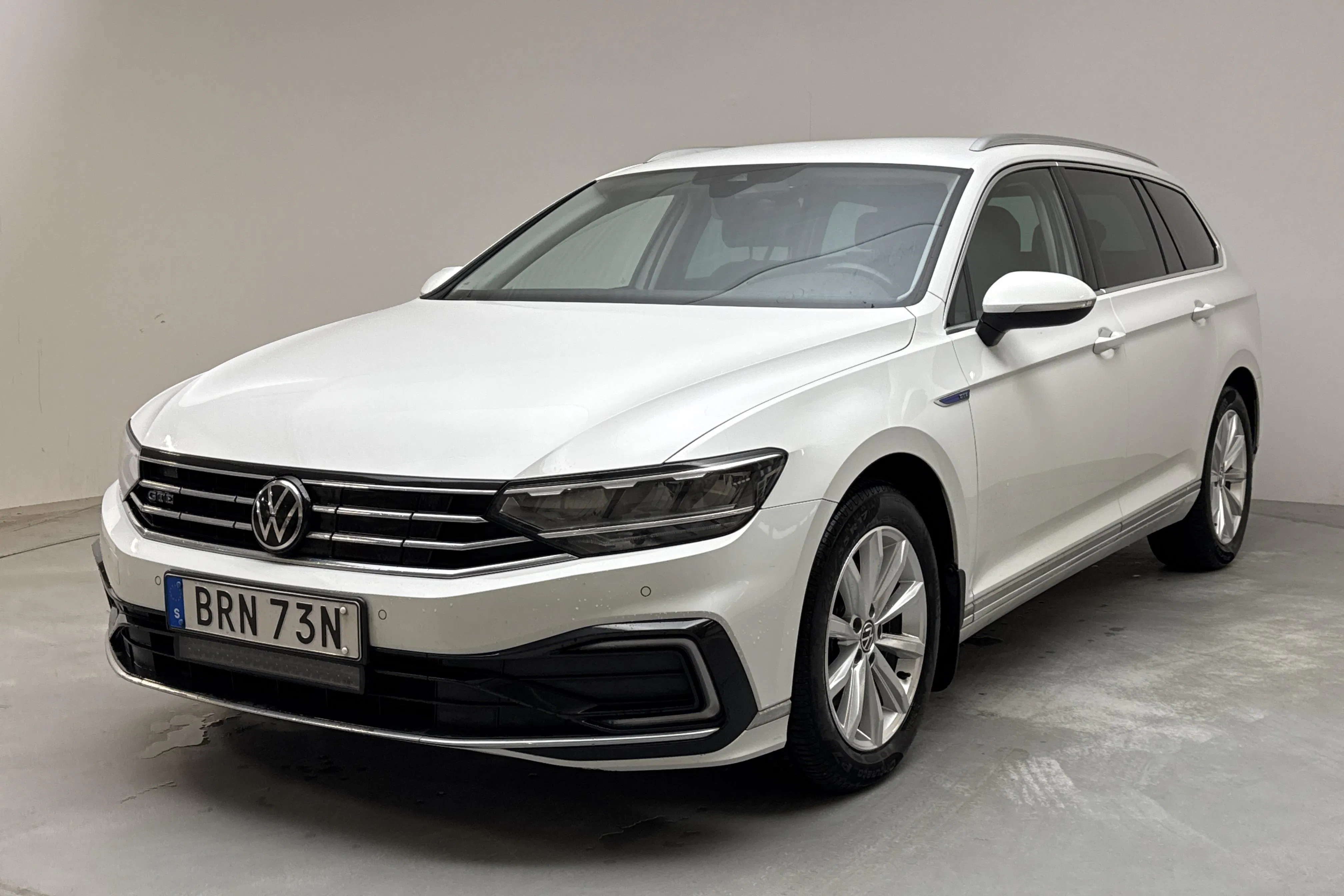 Presentationsfoto 1 av 16: VW Passat 1.4 GTE Sportscombi (218hk) - 19 996 mil - Automat - vit - 2021