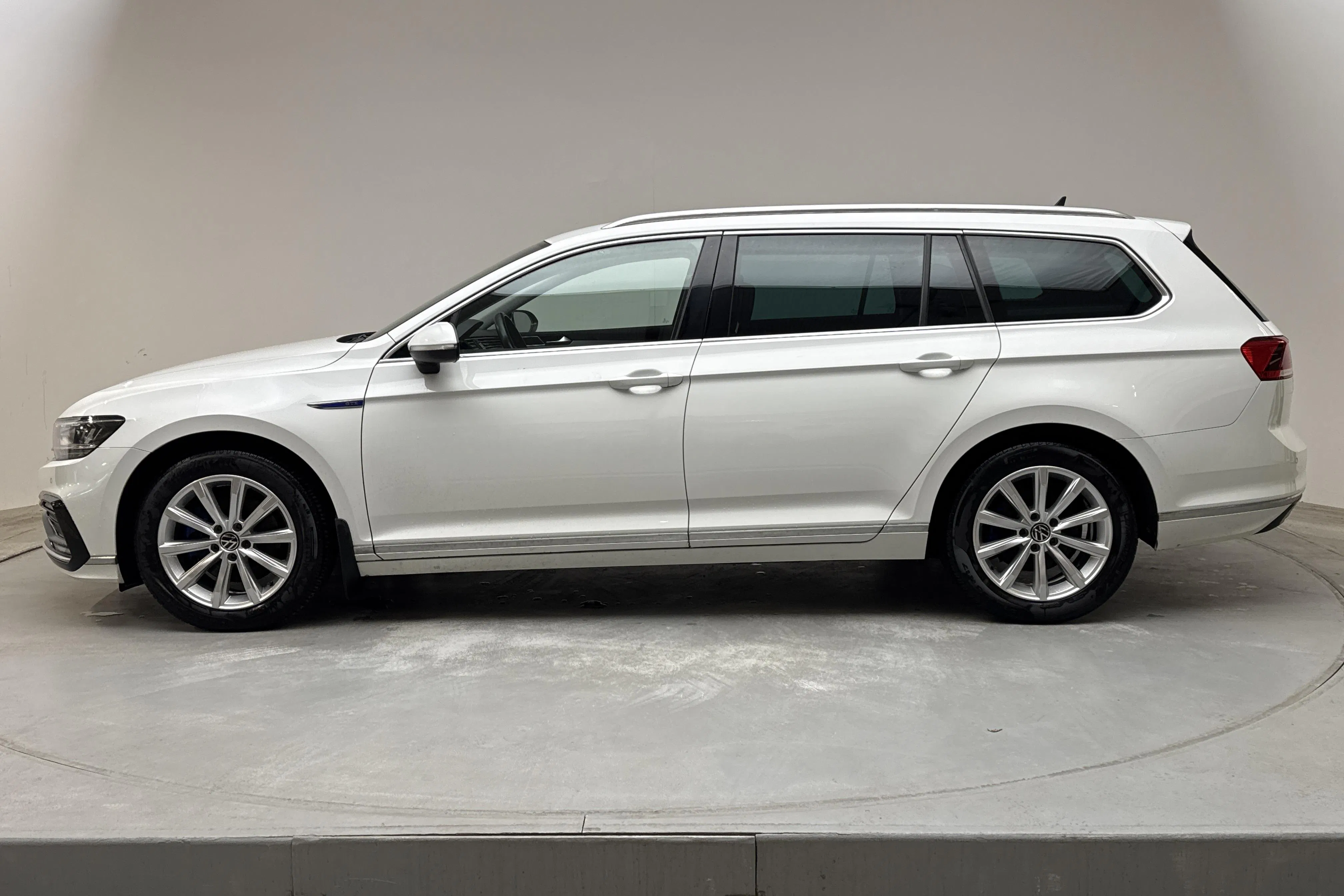 Presentationsfoto 2 av 16: VW Passat 1.4 GTE Sportscombi (218hk) - 19 996 mil - Automat - vit - 2021