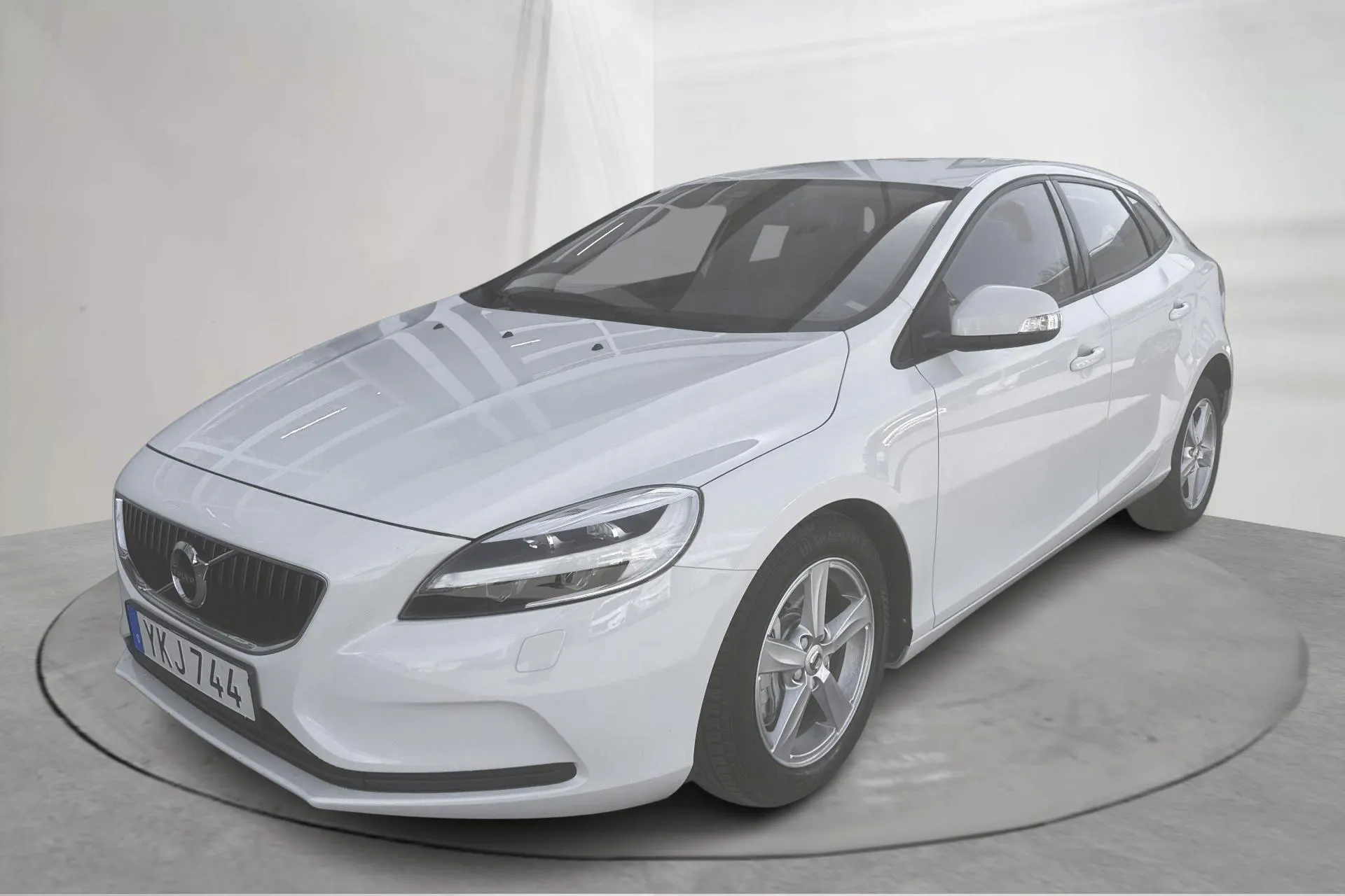 Presentation photo 1 of 14: Volvo V40 T2 (122hk) - 120 030 km - Automatic - white - 2017
