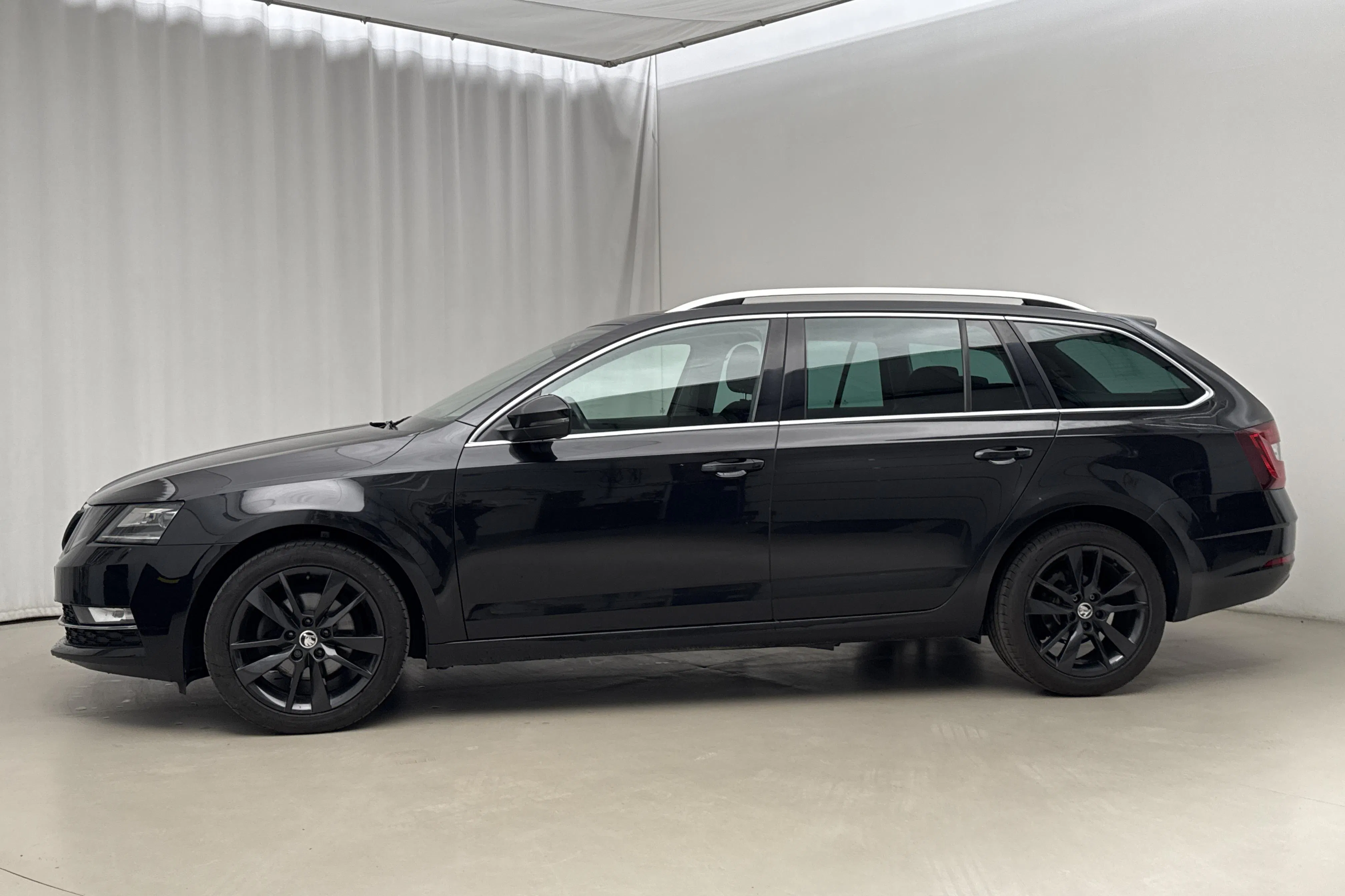 Presentationsfoto 2 av 19: Skoda Octavia III 1.0 TSI Combi (115hk) - 19 983 mil - Automat - svart - 2019