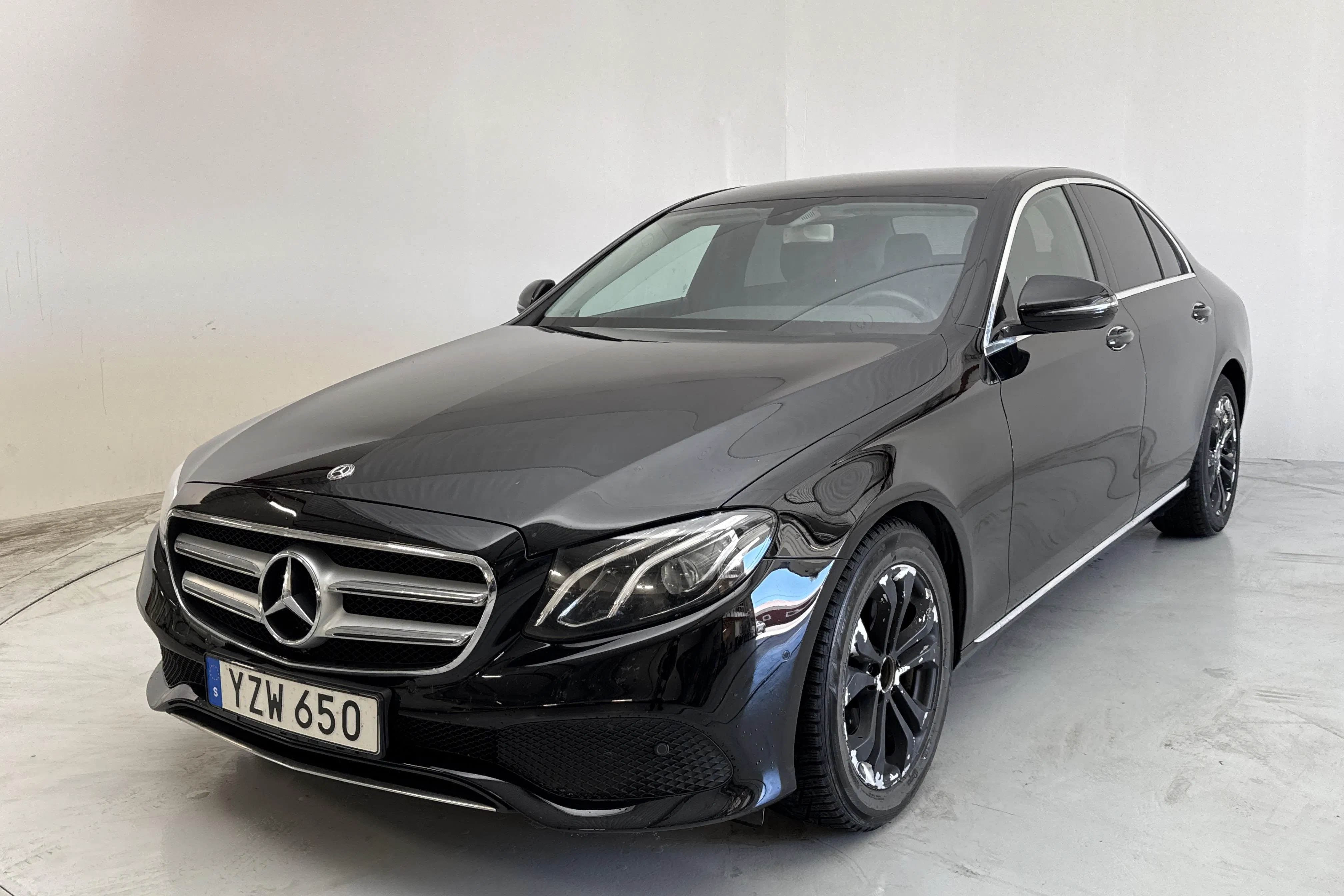 Presentationsfoto 1 av 13: Mercedes E 220 d Sedan W213 (194hk) - 25 668 mil - Automat - svart - 2018