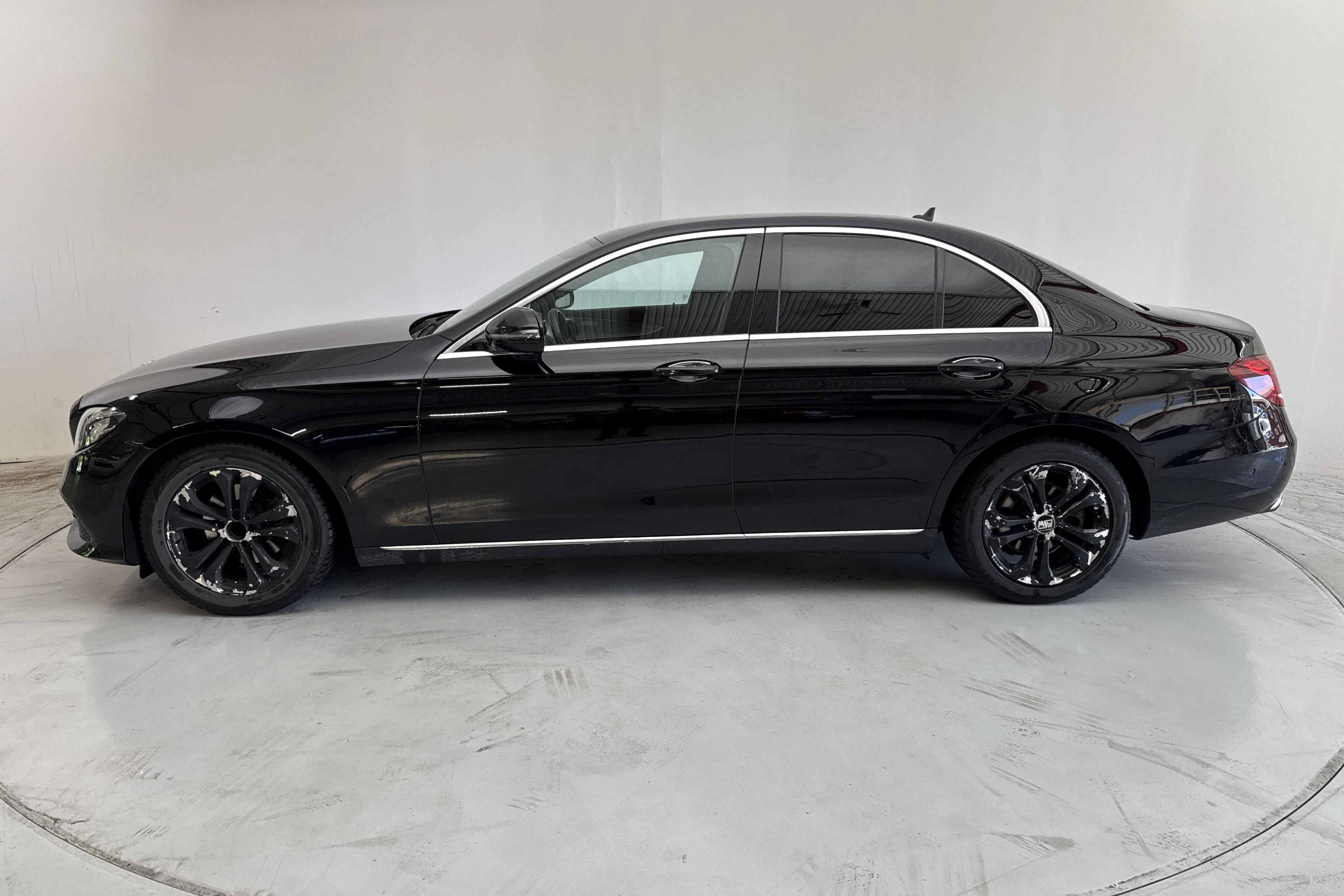 Presentationsfoto 2 av 13: Mercedes E 220 d Sedan W213 (194hk) - 25 668 mil - Automat - svart - 2018