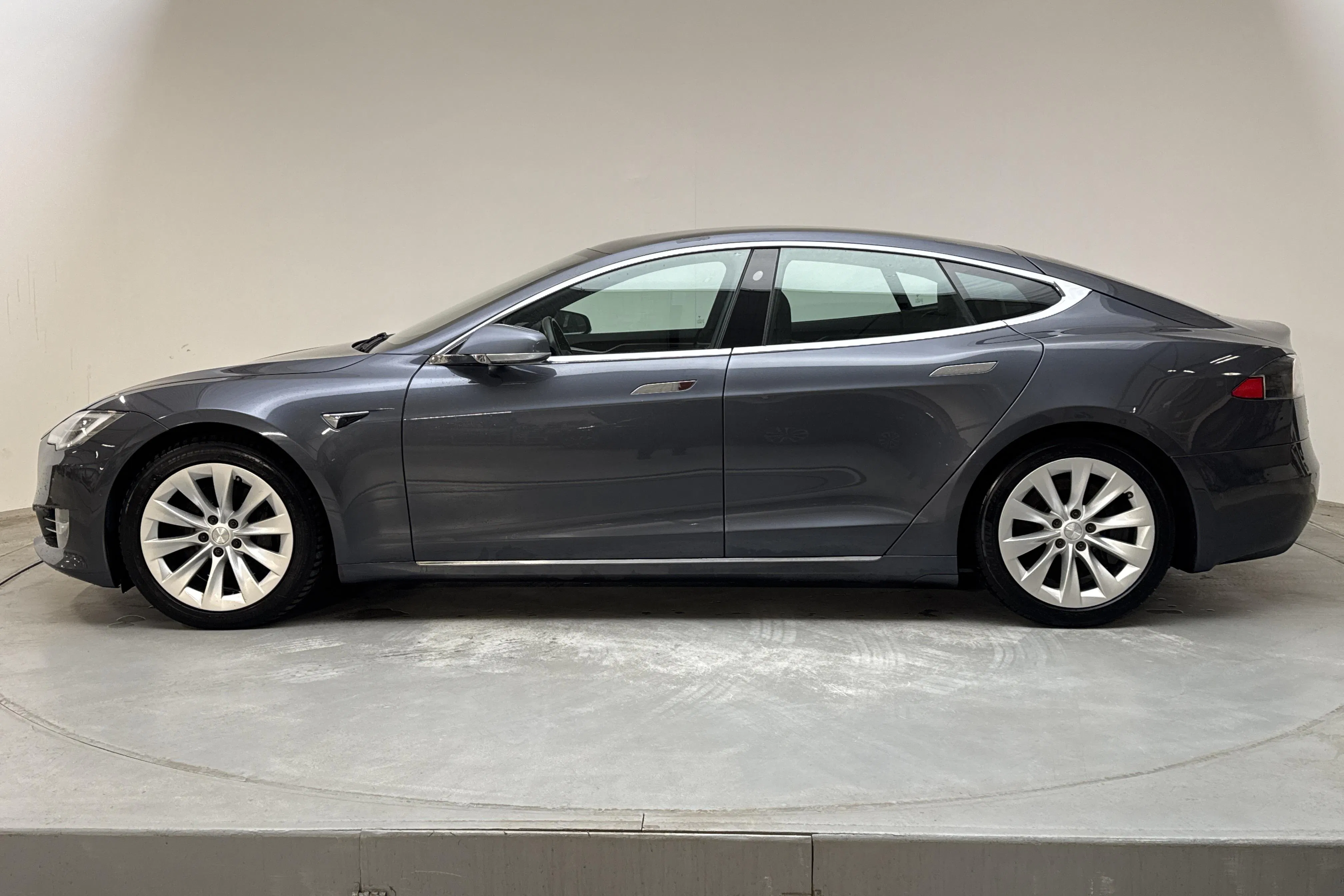 Presentationsfoto 2 av 17: Tesla Model S 100D - 17 275 mil - Automat - silver - 2019