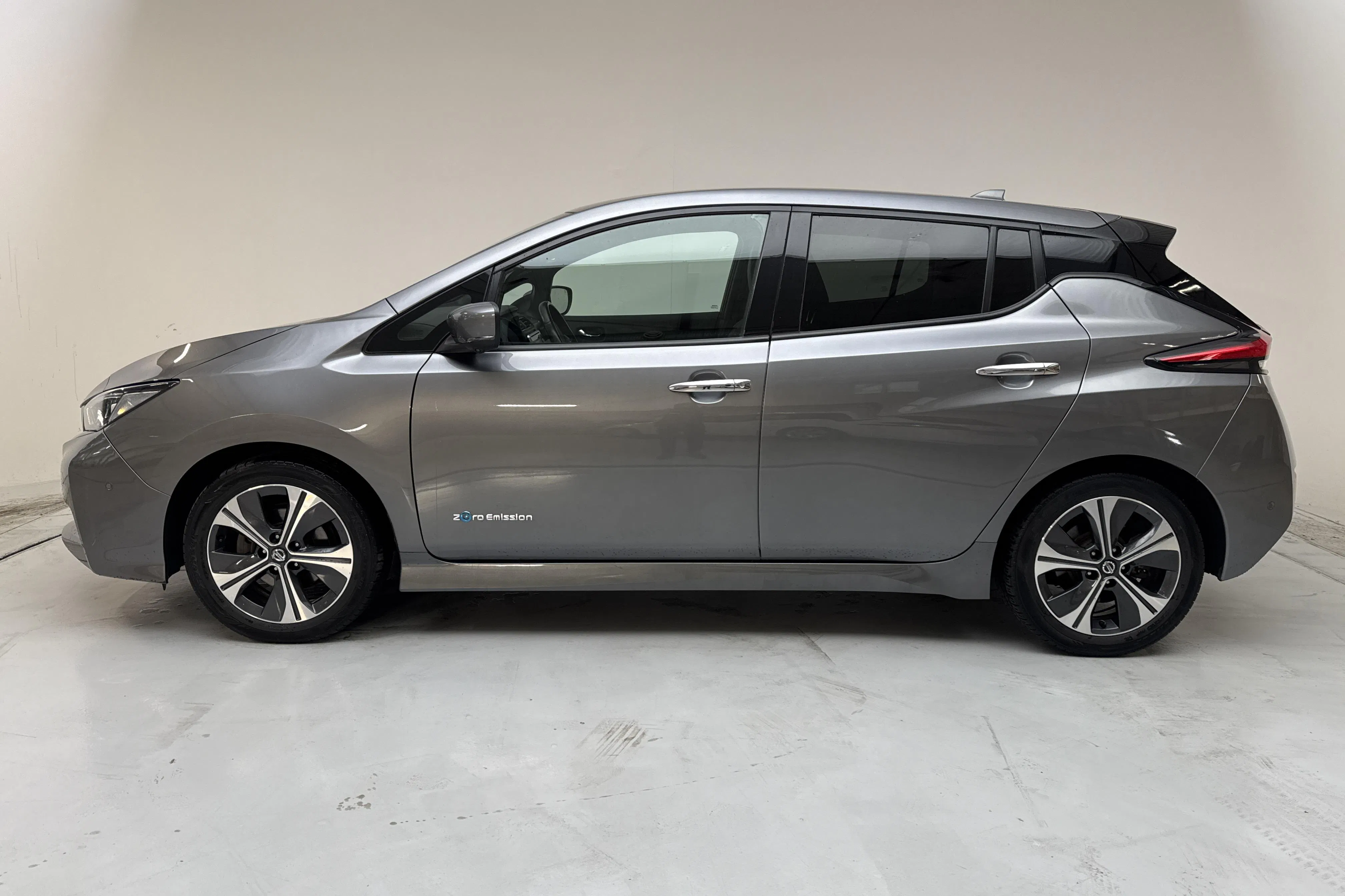 Presentationsfoto 2 av 17: Nissan LEAF 5dr 39kWh (150hk) - 11 638 mil - Automat - grå - 2019