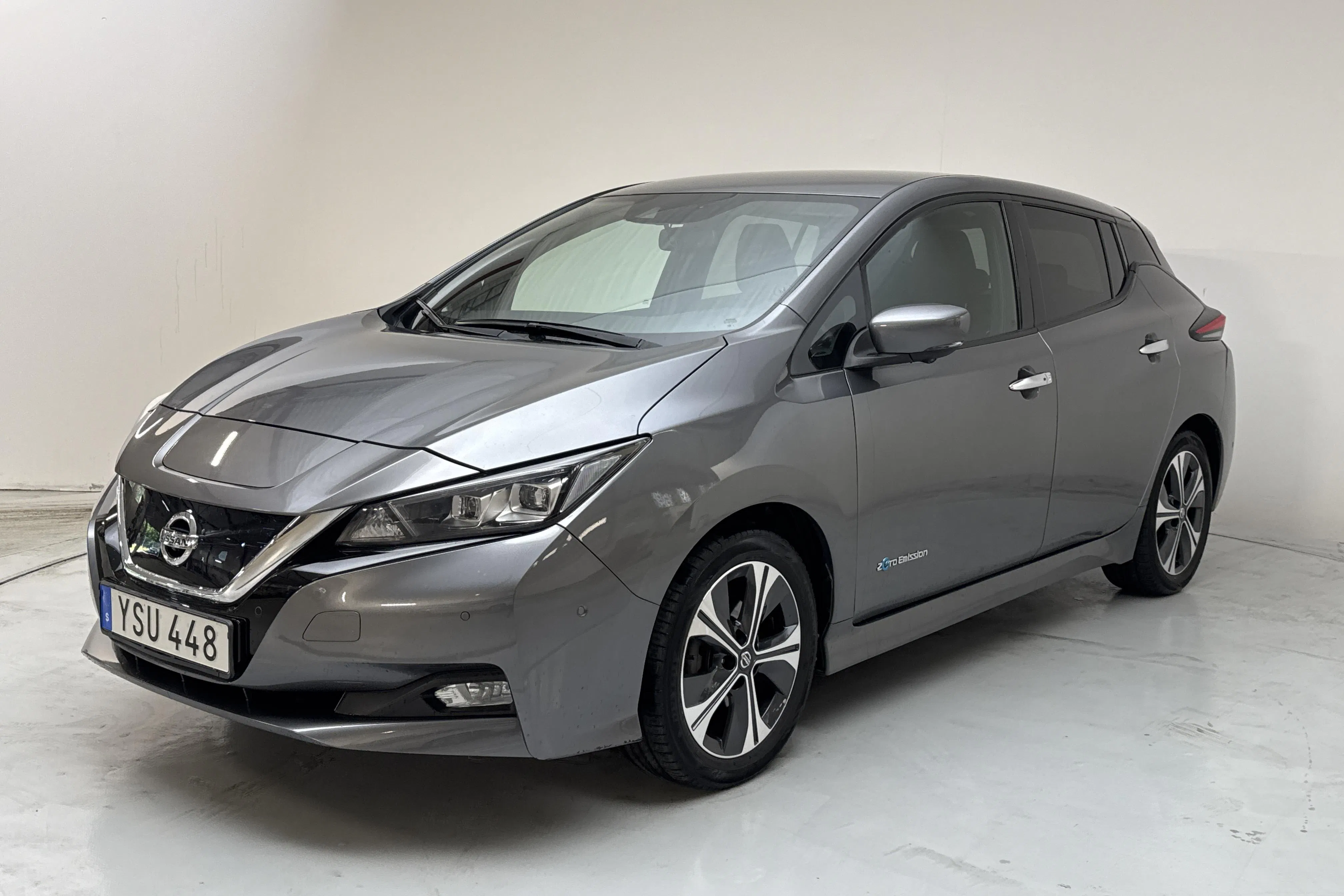 Presentationsfoto 1 av 17: Nissan LEAF 5dr 39kWh (150hk) - 11 638 mil - Automat - grå - 2019