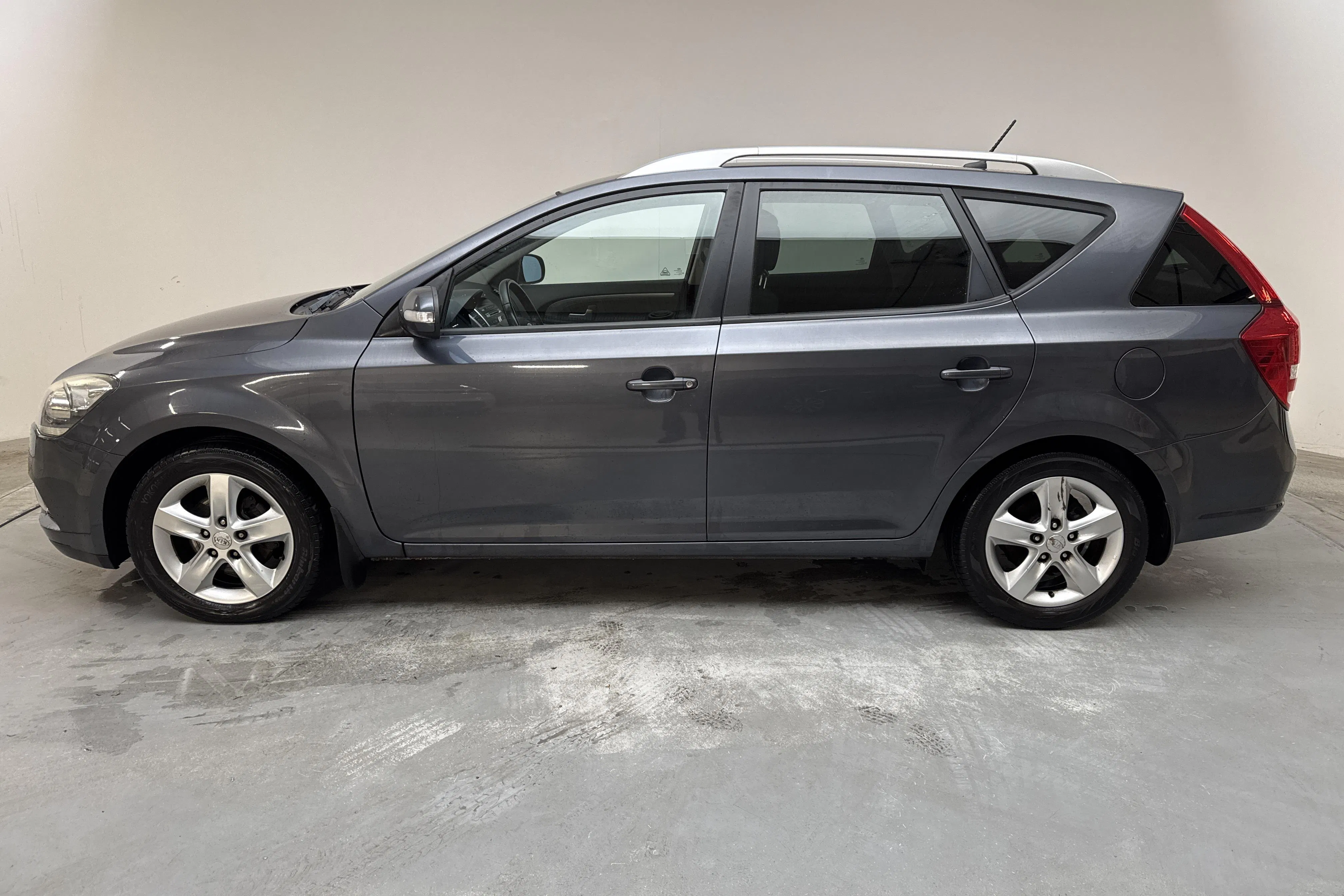 Presentation photo 2 of 12: KIA Cee'd 1.6 CRDi SW (128hk) - 194 070 km - Manual - gray - 2011