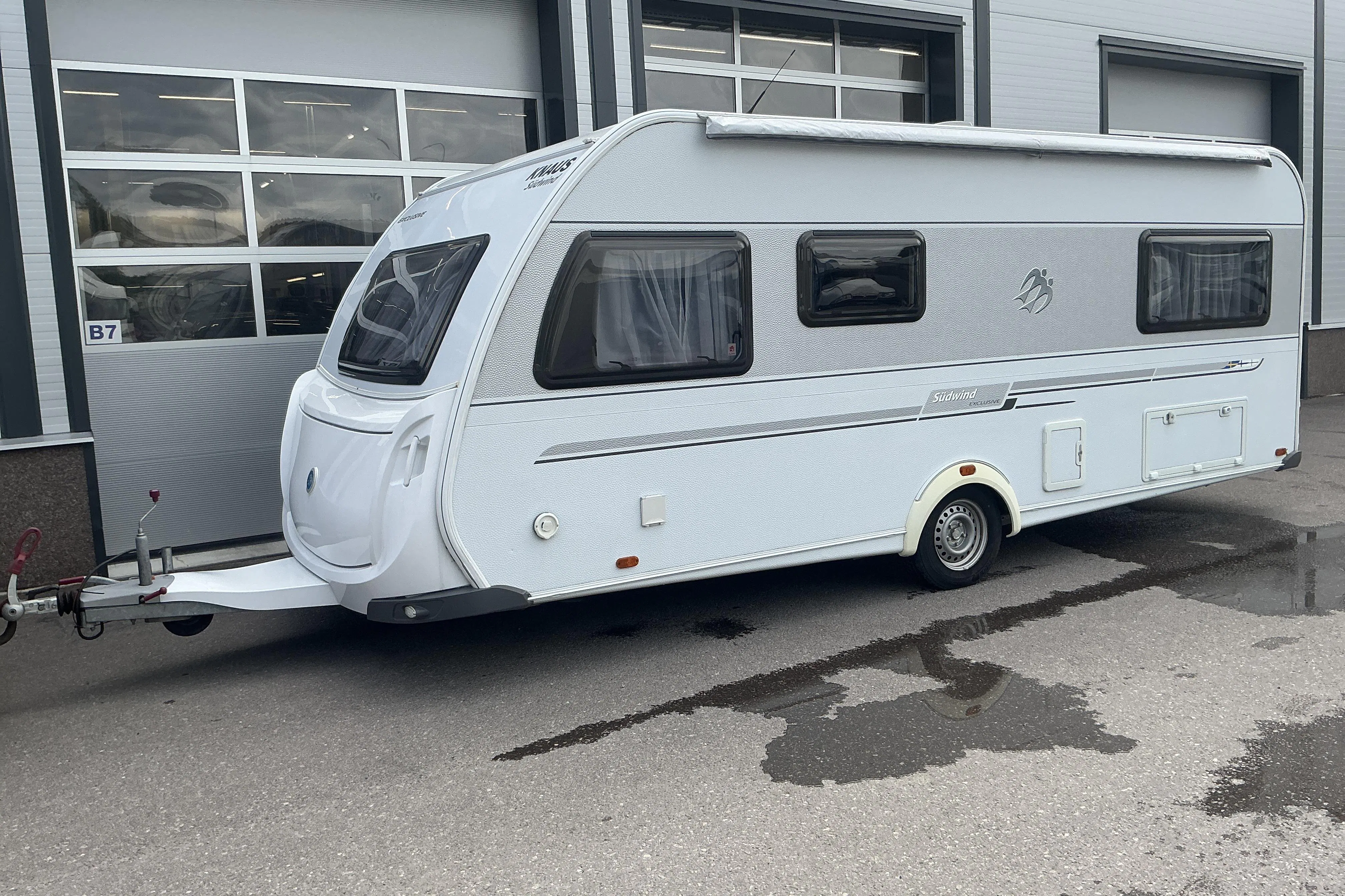 Presentation photo 1 of 29: KNAUS Sudwind 580 EXCLUSIVE Husvagn med förtält - 0 km - white - 2011