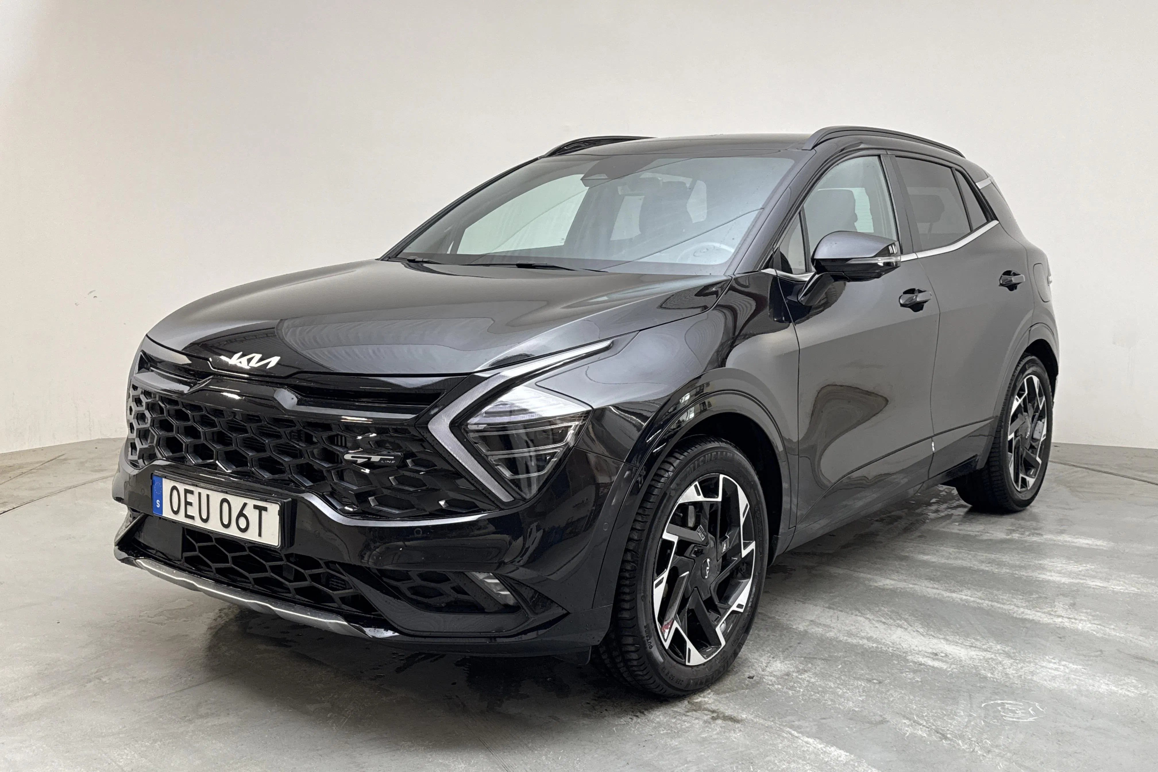Presentationsfoto 1 av 17: KIA Sportage PHEV AWD (265hk) - 8 826 mil - Automat - svart - 2023
