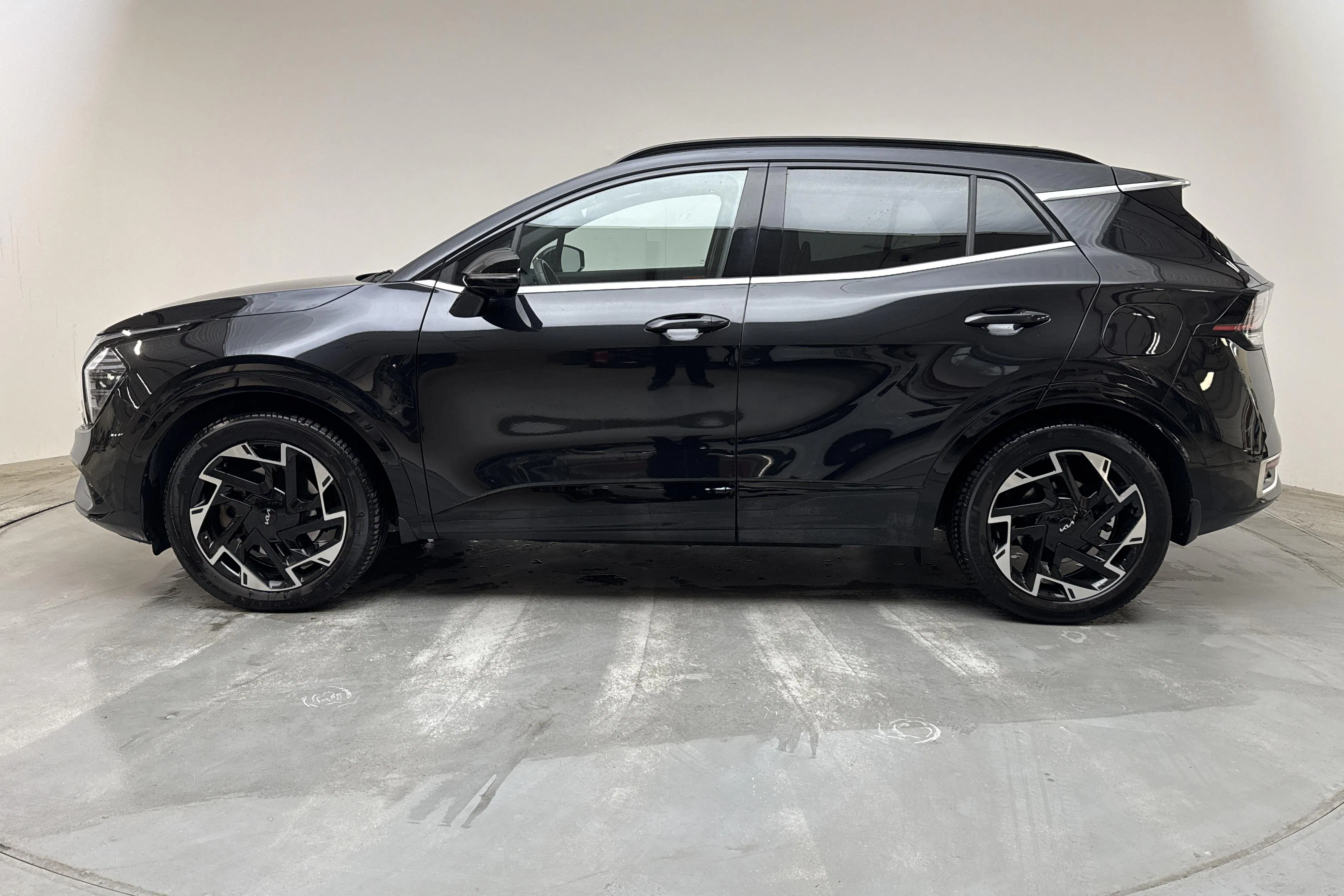 Presentationsfoto 2 av 17: KIA Sportage PHEV AWD (265hk) - 8 826 mil - Automat - svart - 2023