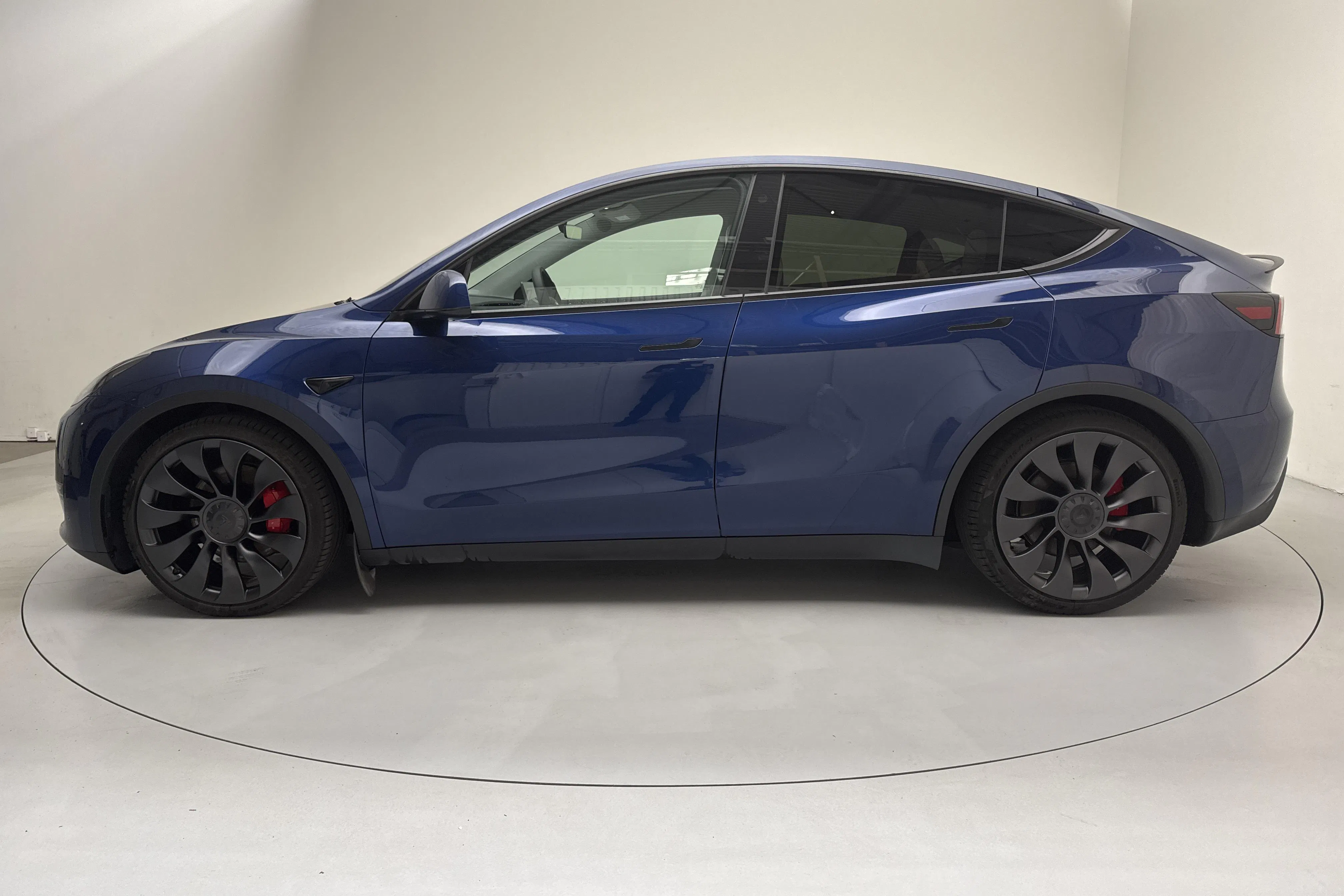 Presentationsfoto 2 av 17: Tesla Model Y Performance Dual Motor AWD - 9 728 mil - Automat - blå - 2024