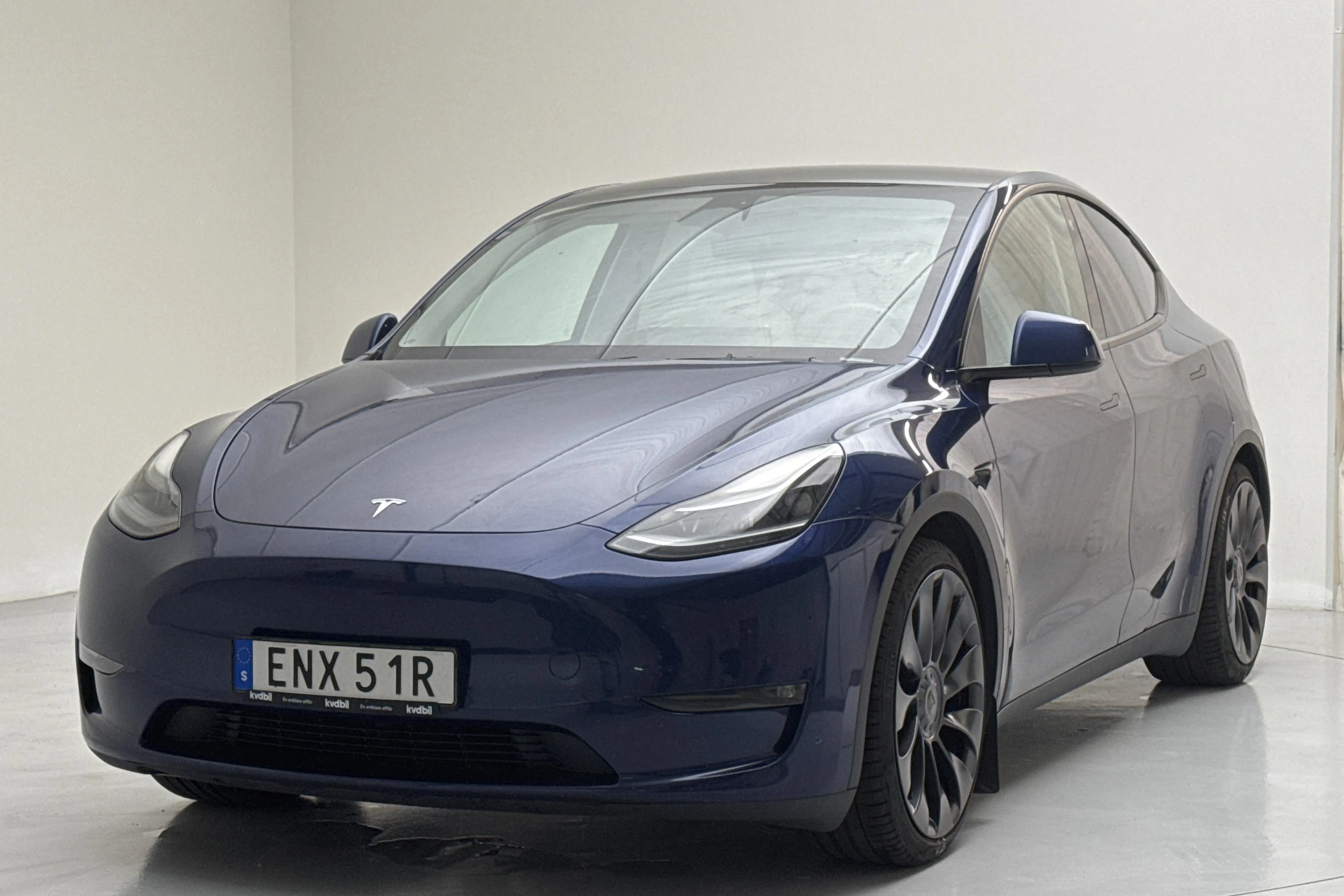 Presentationsfoto 1 av 17: Tesla Model Y Performance Dual Motor AWD - 9 728 mil - Automat - blå - 2024