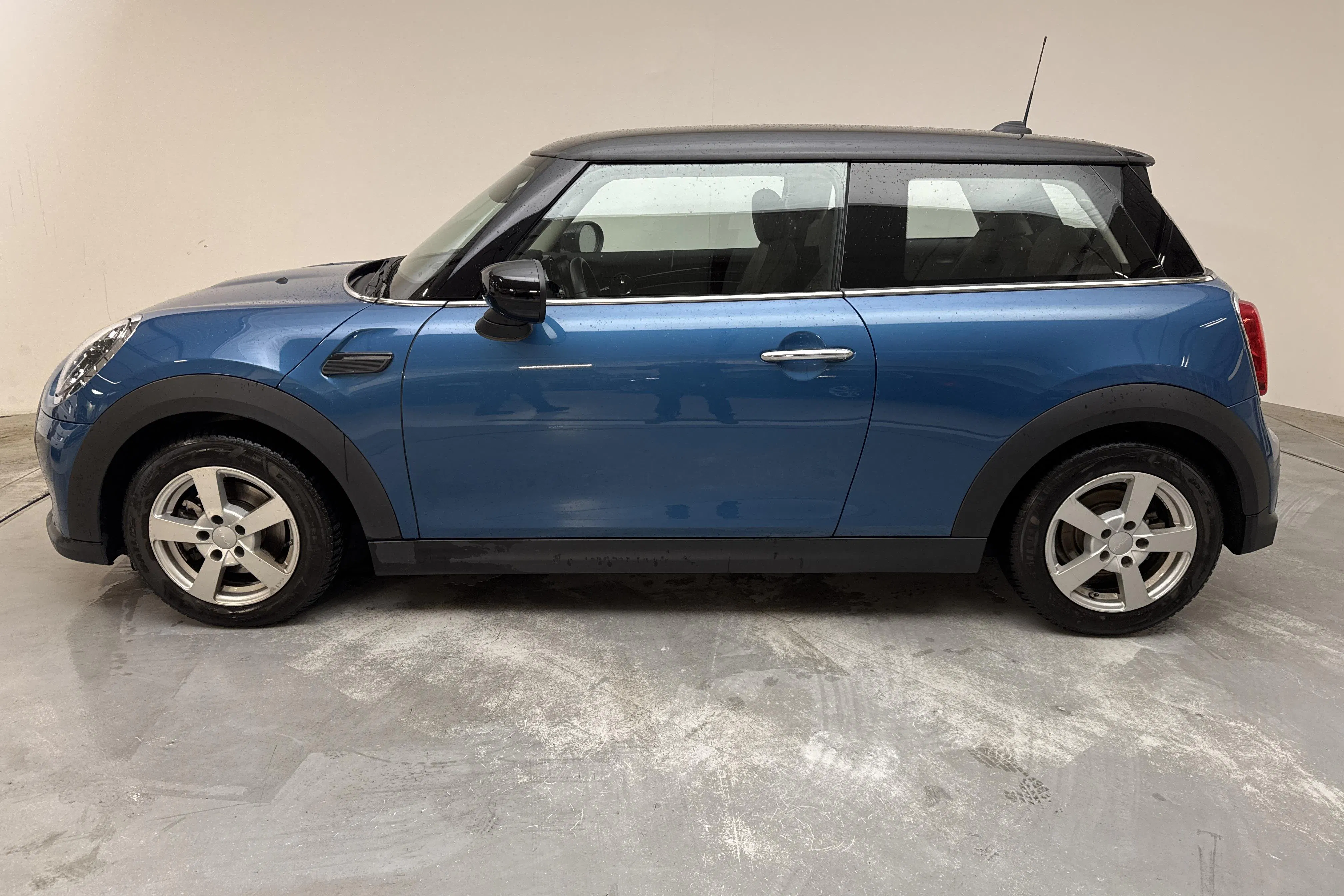Presentationsfoto 2 av 11: MINI Cooper 3dr, F56 LCI (136hk) - 6 666 mil - Manuell - blå - 2022