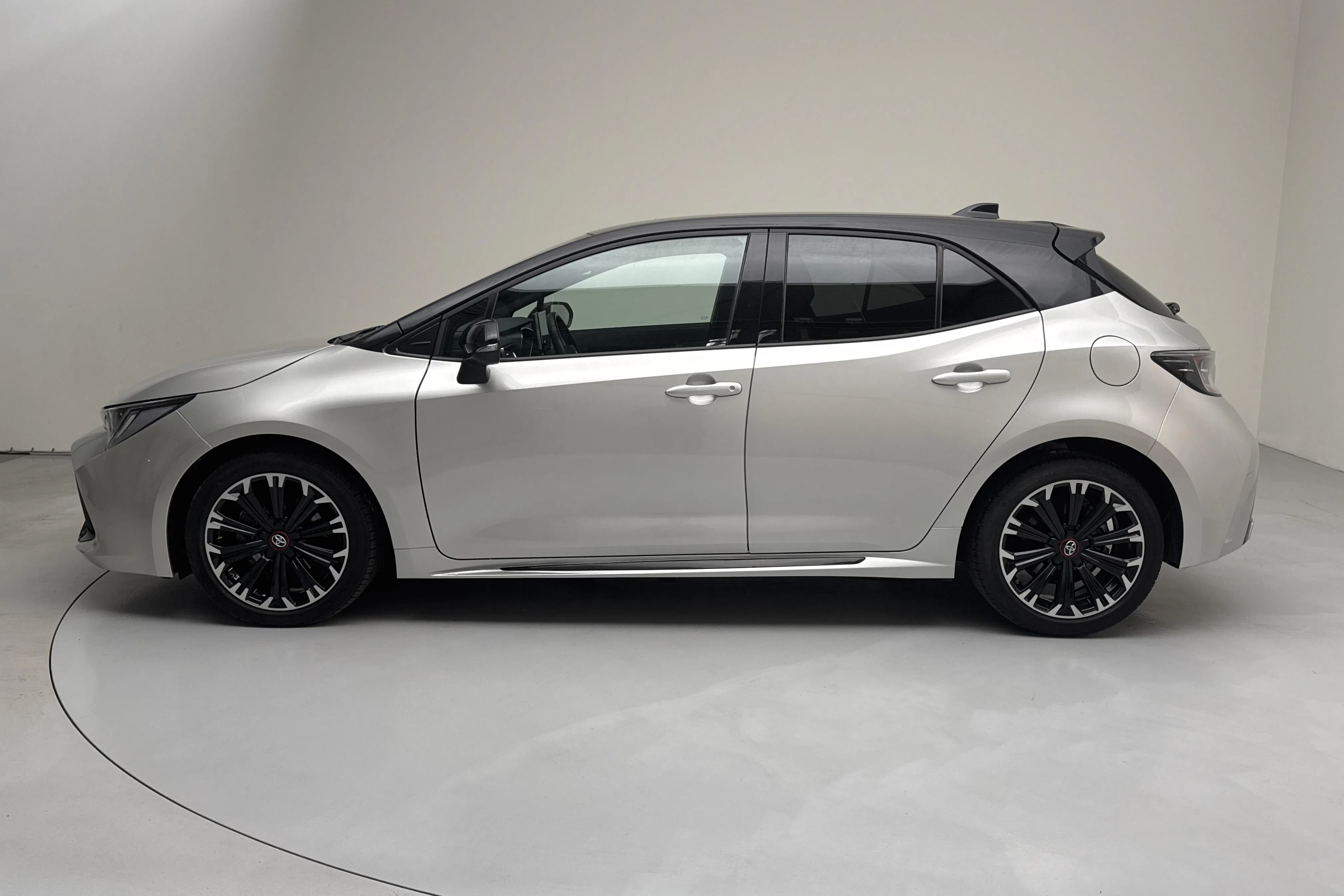 Presentationsfoto 2 av 14: Toyota Corolla 1.8 Hybrid 5dr (122hk) - 2 291 mil - Automat - silver - 2022