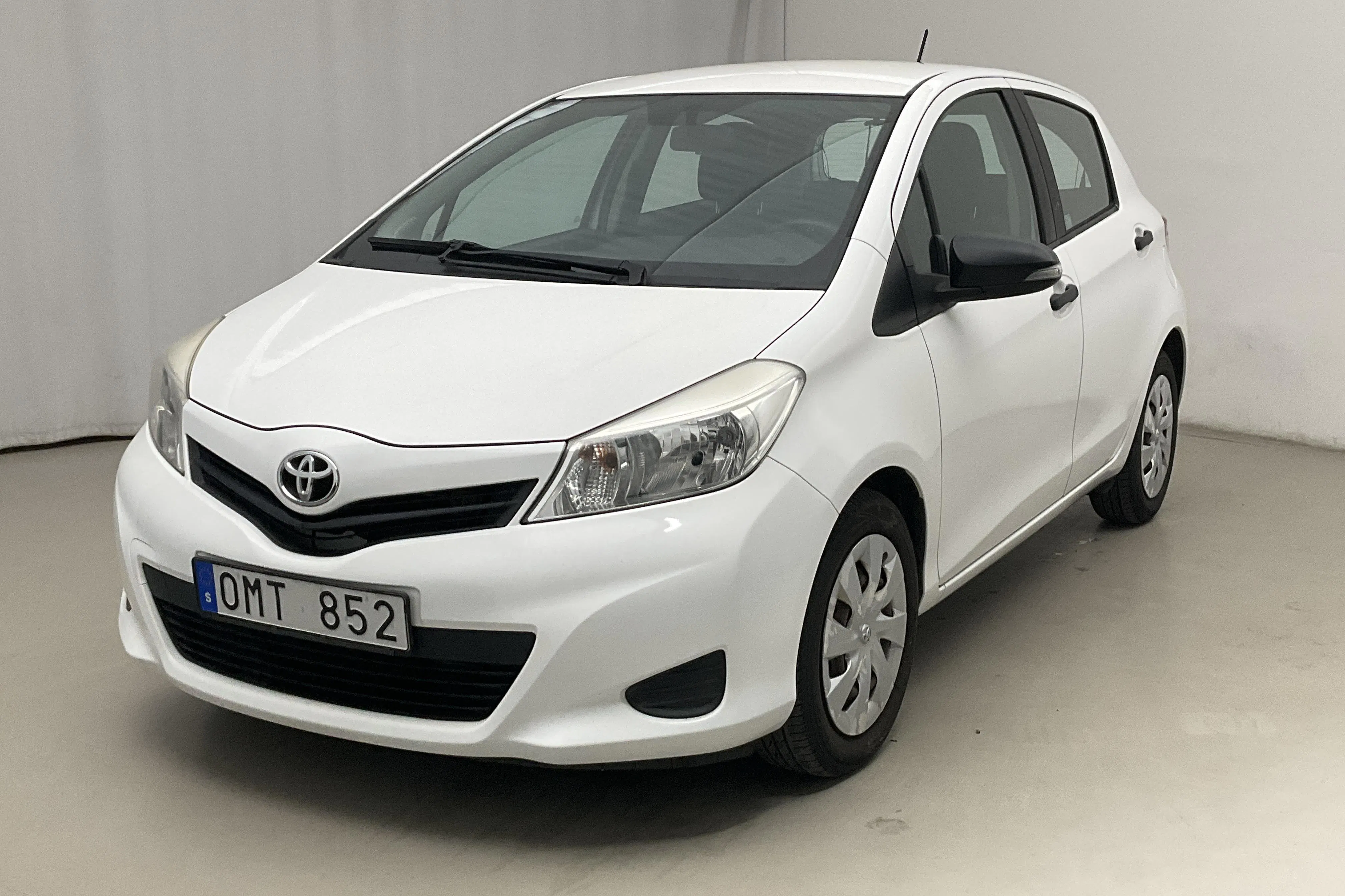 Presentationsfoto 1 av 15: Toyota Yaris 1.33 5dr (100hk) - 5 016 mil - Manuell - vit - 2013