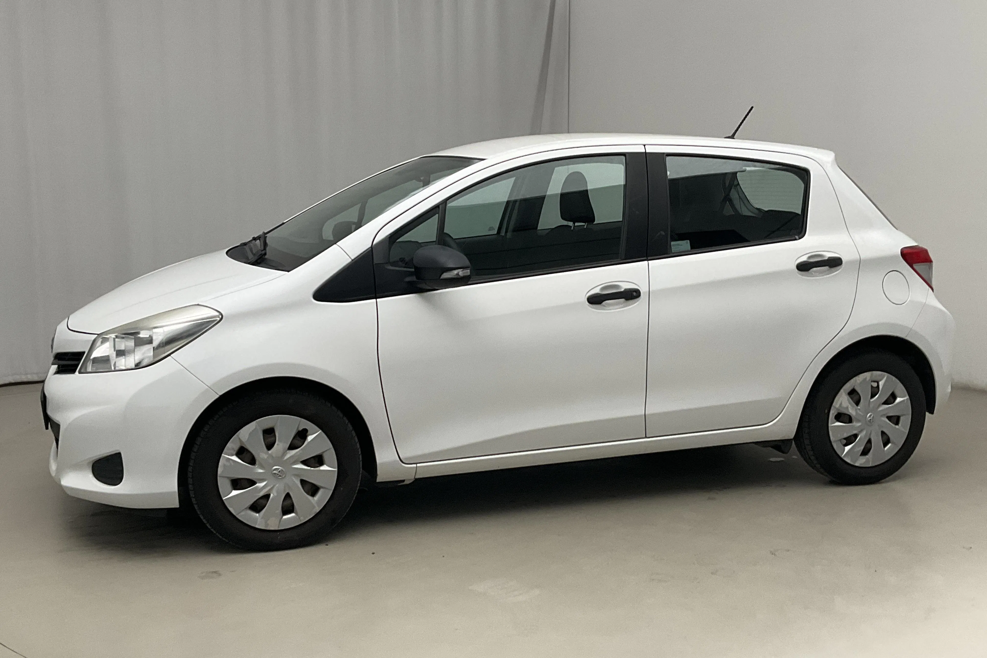 Presentationsfoto 2 av 15: Toyota Yaris 1.33 5dr (100hk) - 5 016 mil - Manuell - vit - 2013