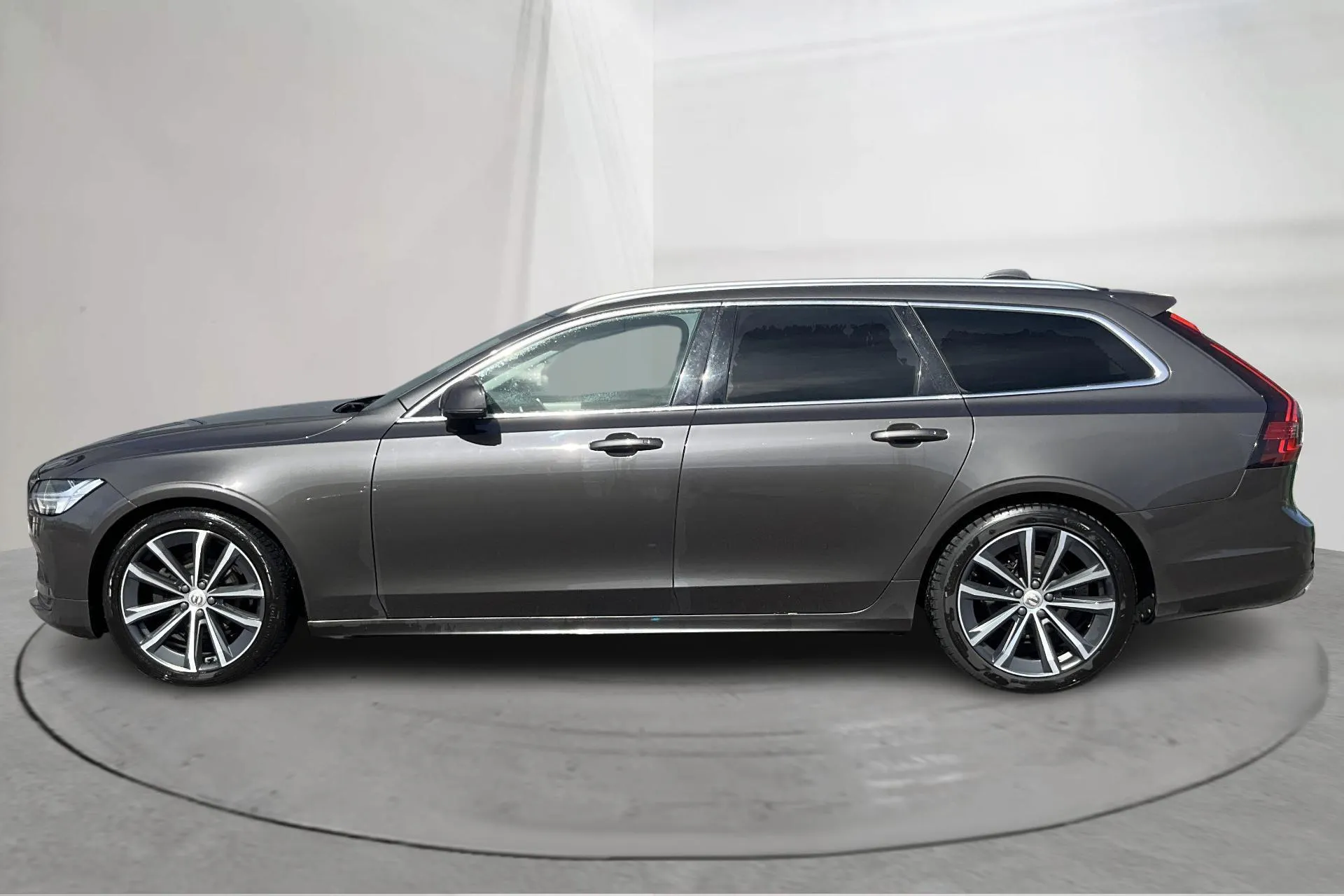 Presentationsfoto 2 av 18: Volvo V90 D4 (190hk) - 21 075 mil - Automat - grå - 2021