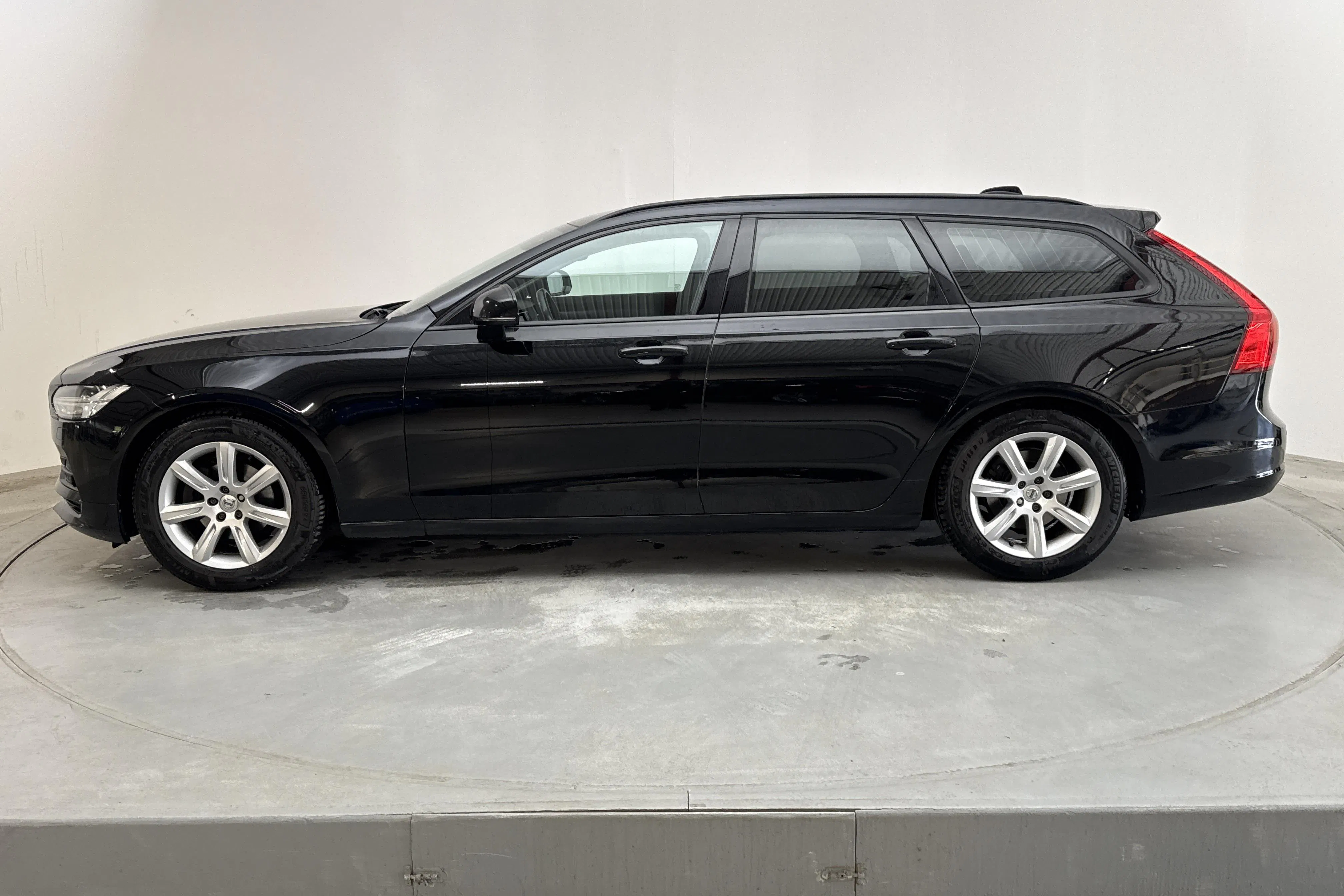 Presentationsfoto 2 av 15: Volvo V90 D3 AWD (150hk) - 25 059 mil - Automat - svart - 2018