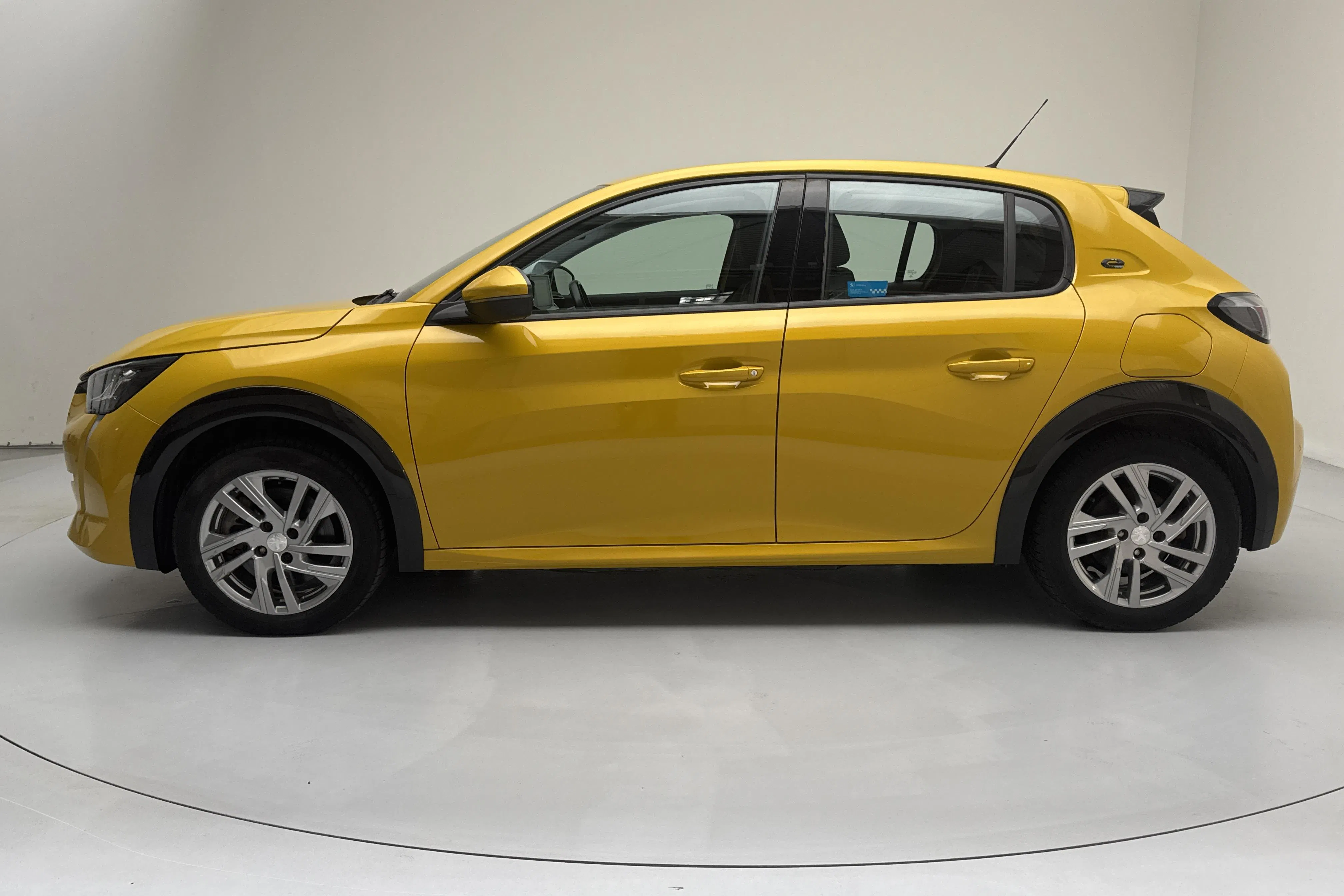 Presentation photo 2 of 13: Peugeot e-208 50kWh 5dr (136hk) - 92 180 km - Automatic - yellow - 2020