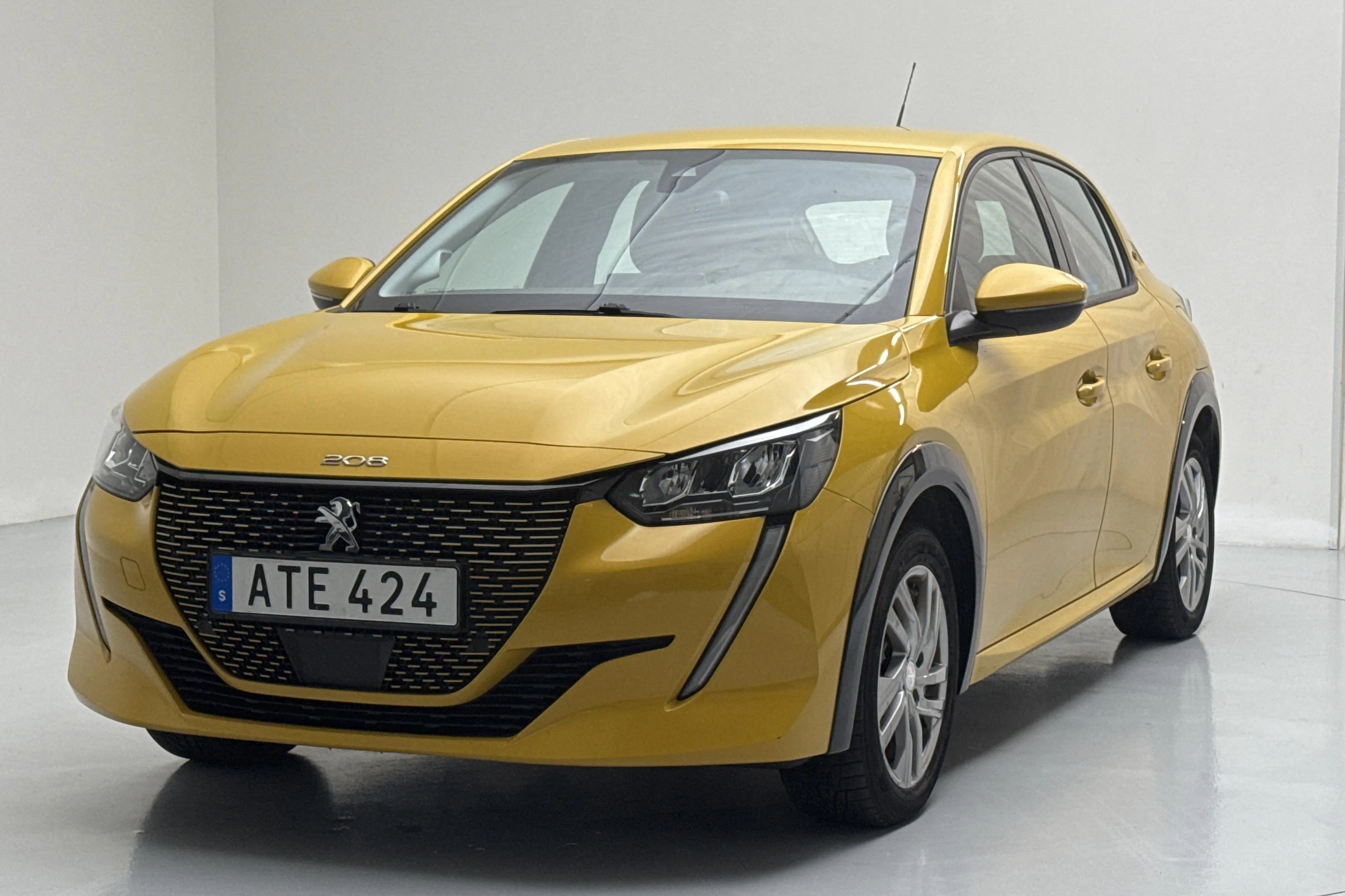 Presentation photo 1 of 13: Peugeot e-208 50kWh 5dr (136hk) - 92 180 km - Automatic - yellow - 2020
