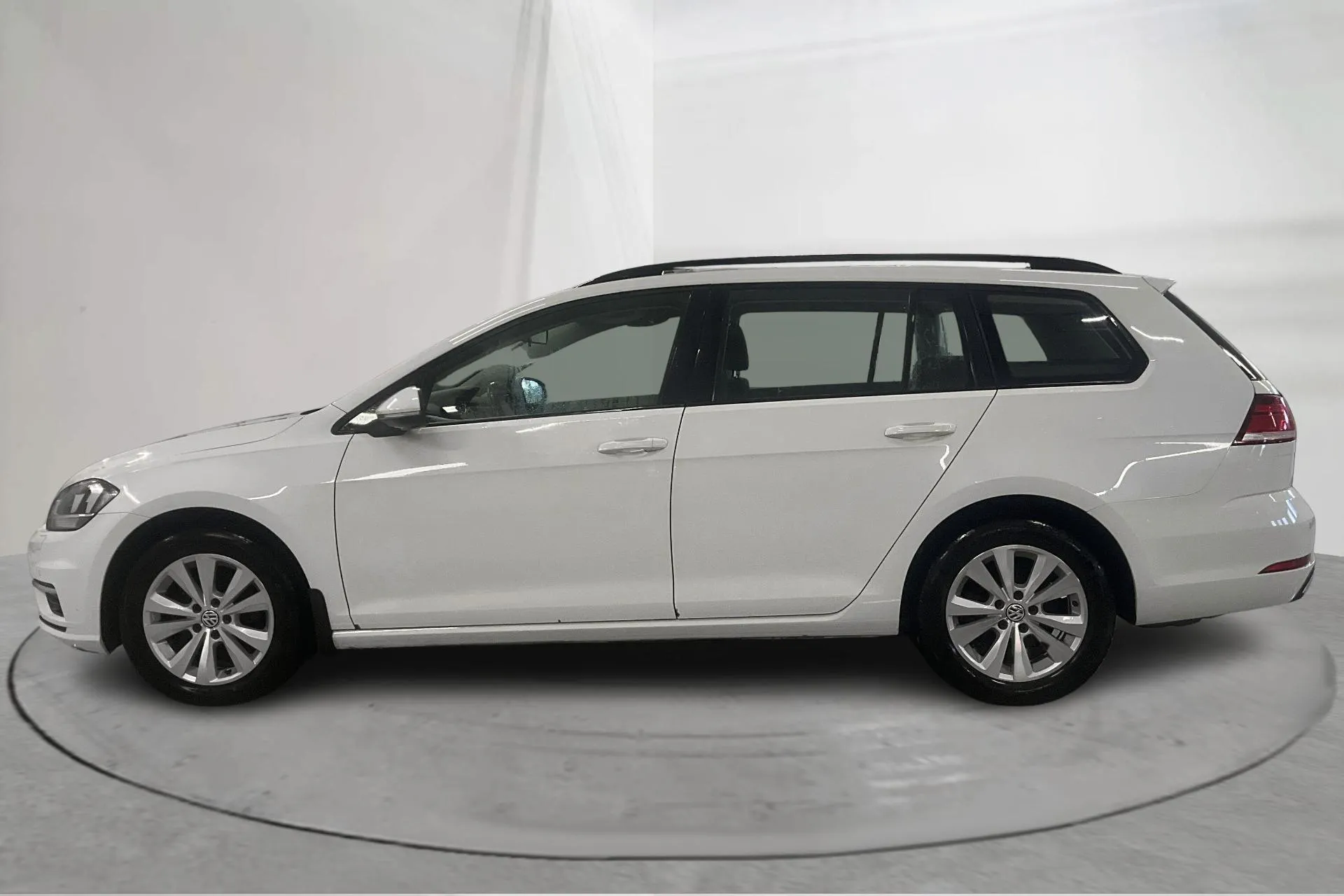 Presentationsfoto 2 av 20: VW Golf VII 2.0 TDI Sportscombi 4MOTION (150hk) - 10 535 mil - Automat - vit - 2019