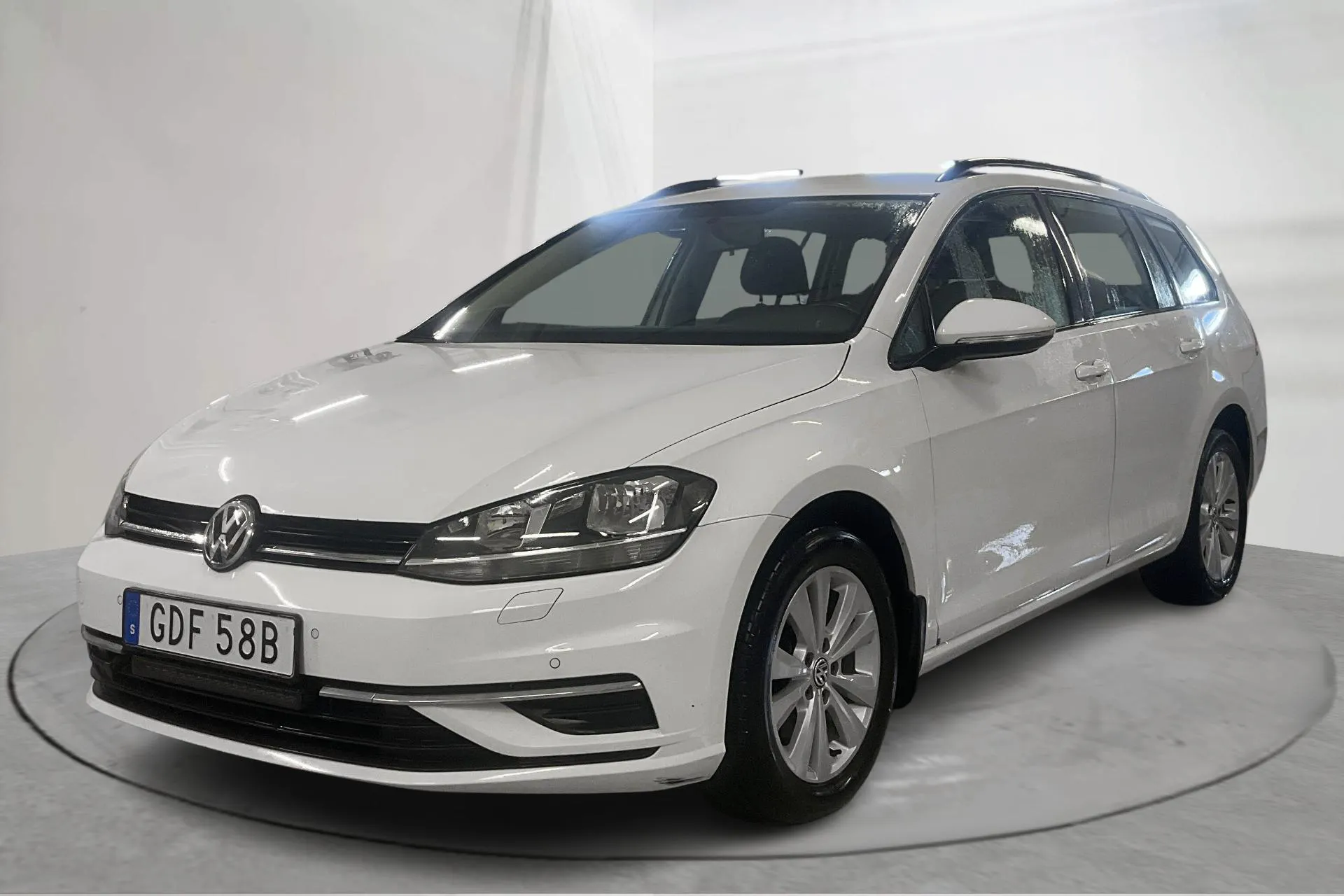 Presentationsfoto 1 av 20: VW Golf VII 2.0 TDI Sportscombi 4MOTION (150hk) - 10 535 mil - Automat - vit - 2019