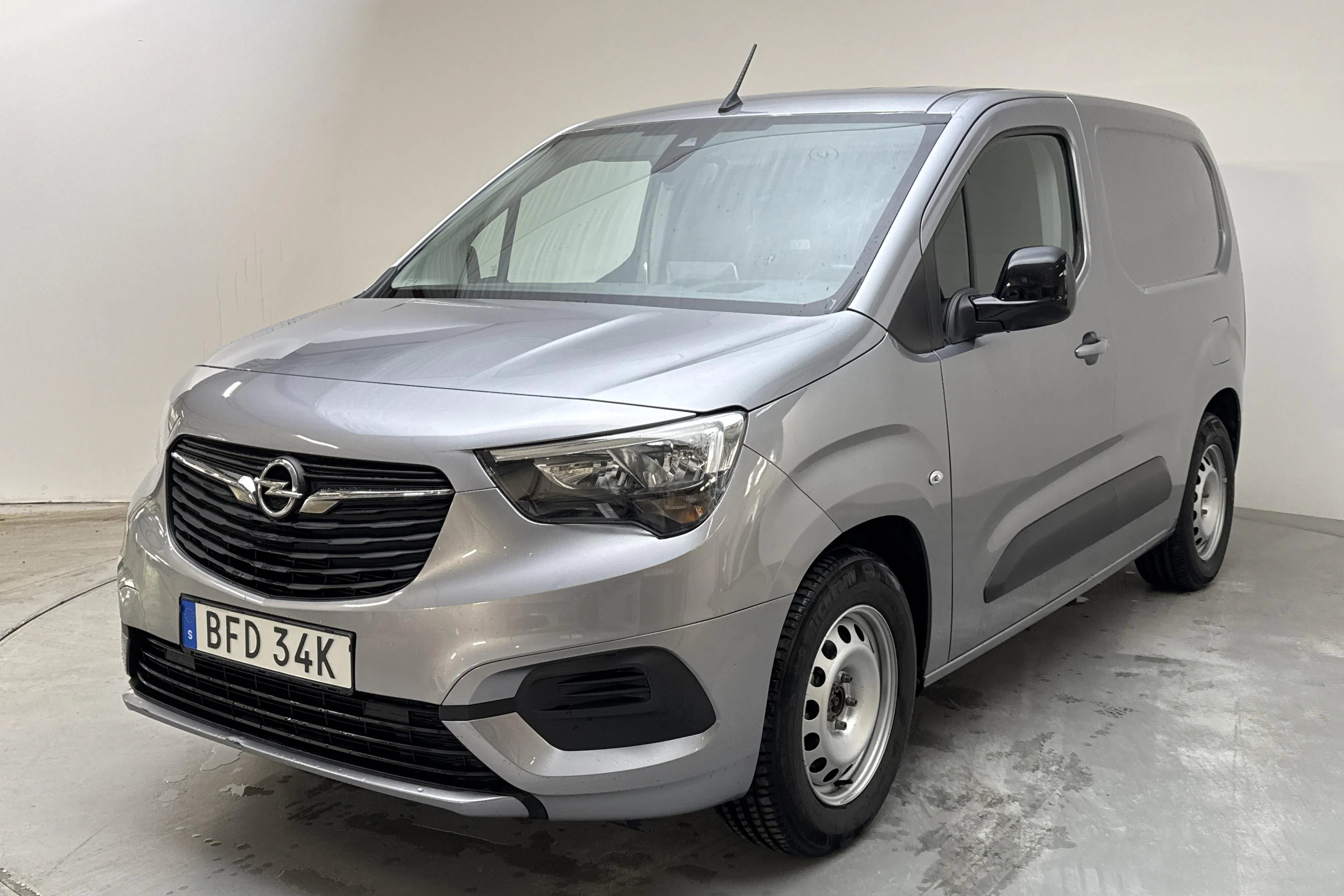 Presentationsfoto 1 av 13: Opel Combo-e 50kWh Skåp (136hk) - 6 603 mil - Automat - grå - 2021