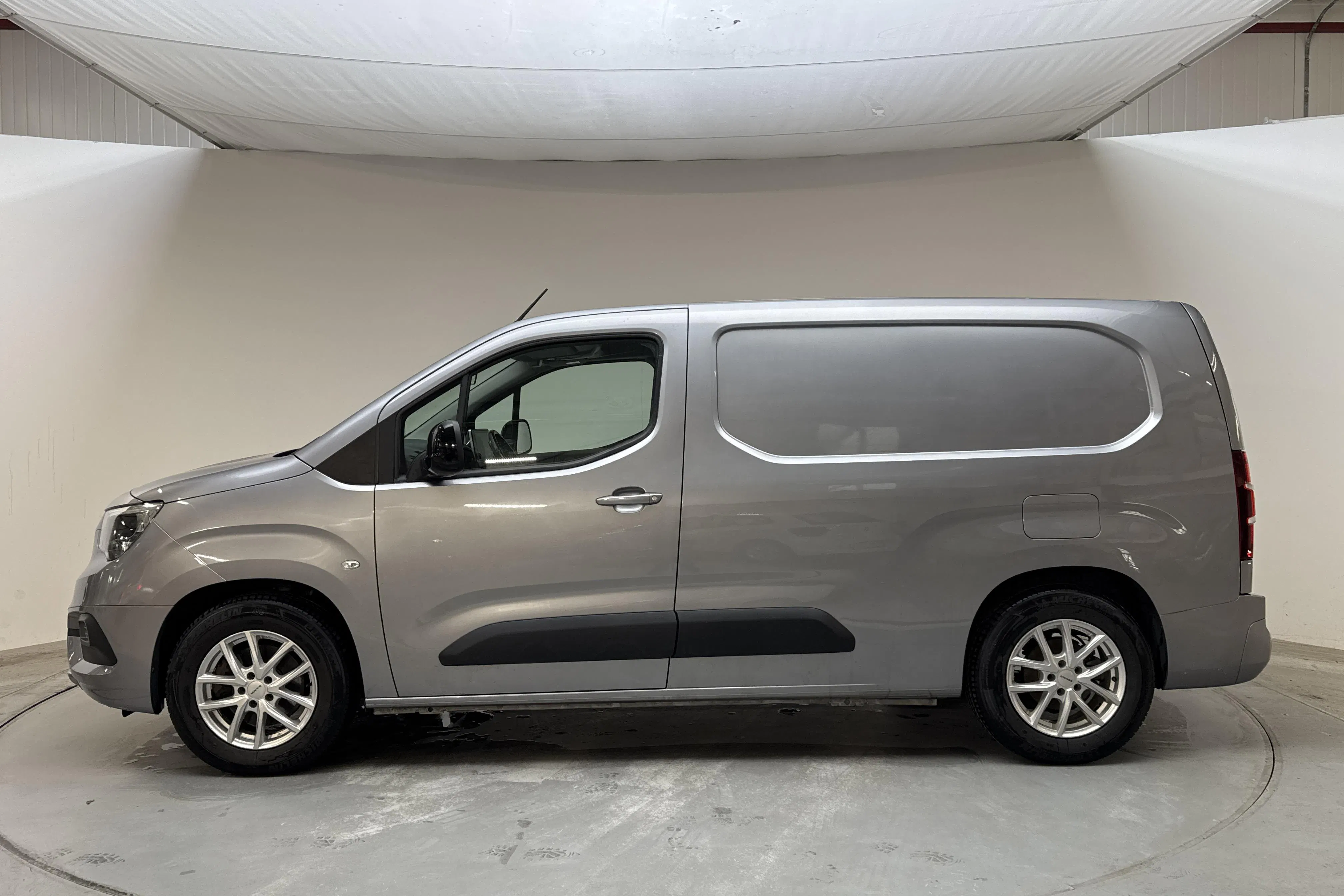 Presentationsfoto 2 av 13: Opel Combo-e 50kWh Skåp (136hk) - 6 835 mil - Automat - grå - 2021