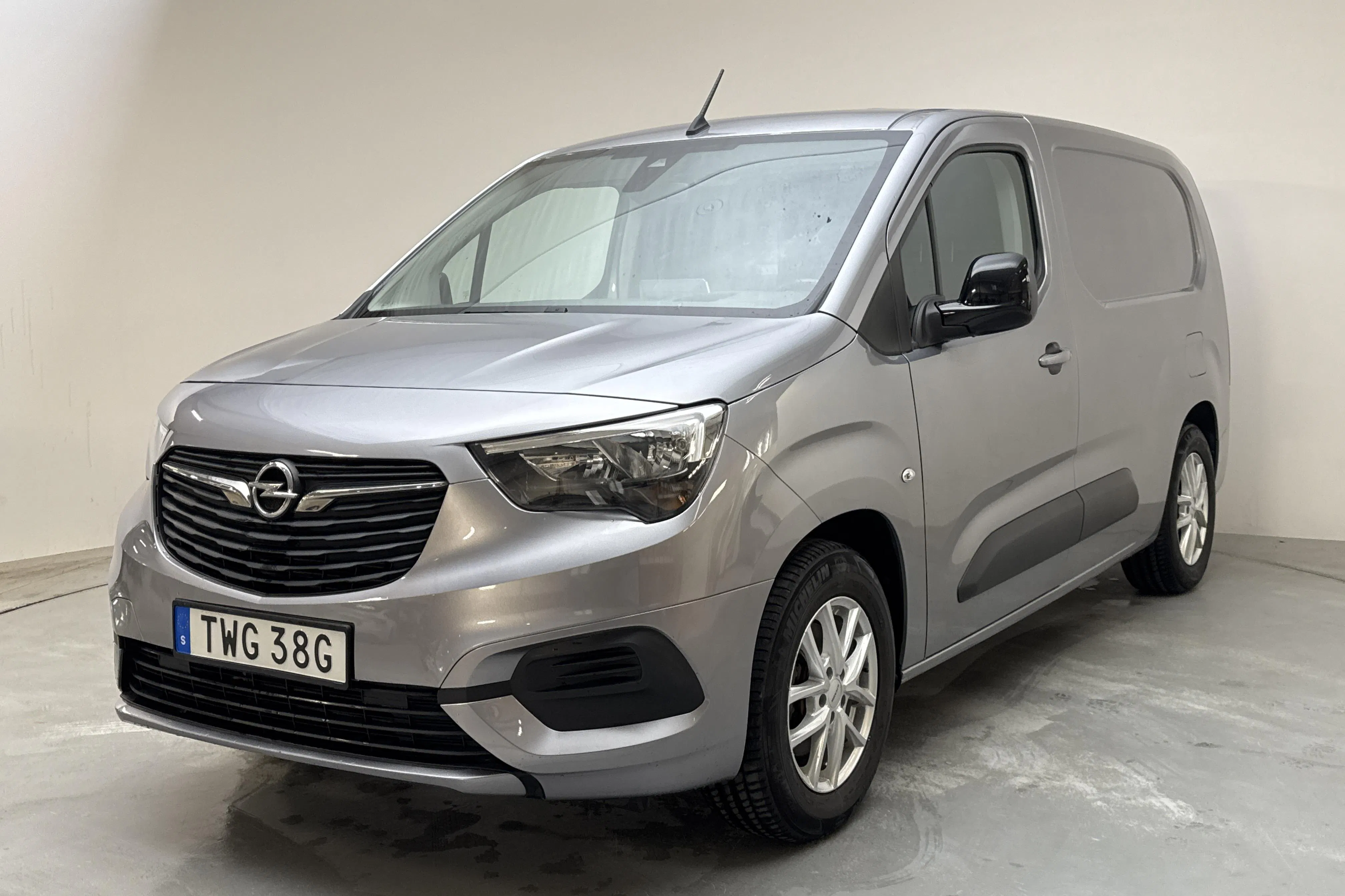 Presentationsfoto 1 av 13: Opel Combo-e 50kWh Skåp (136hk) - 6 835 mil - Automat - grå - 2021