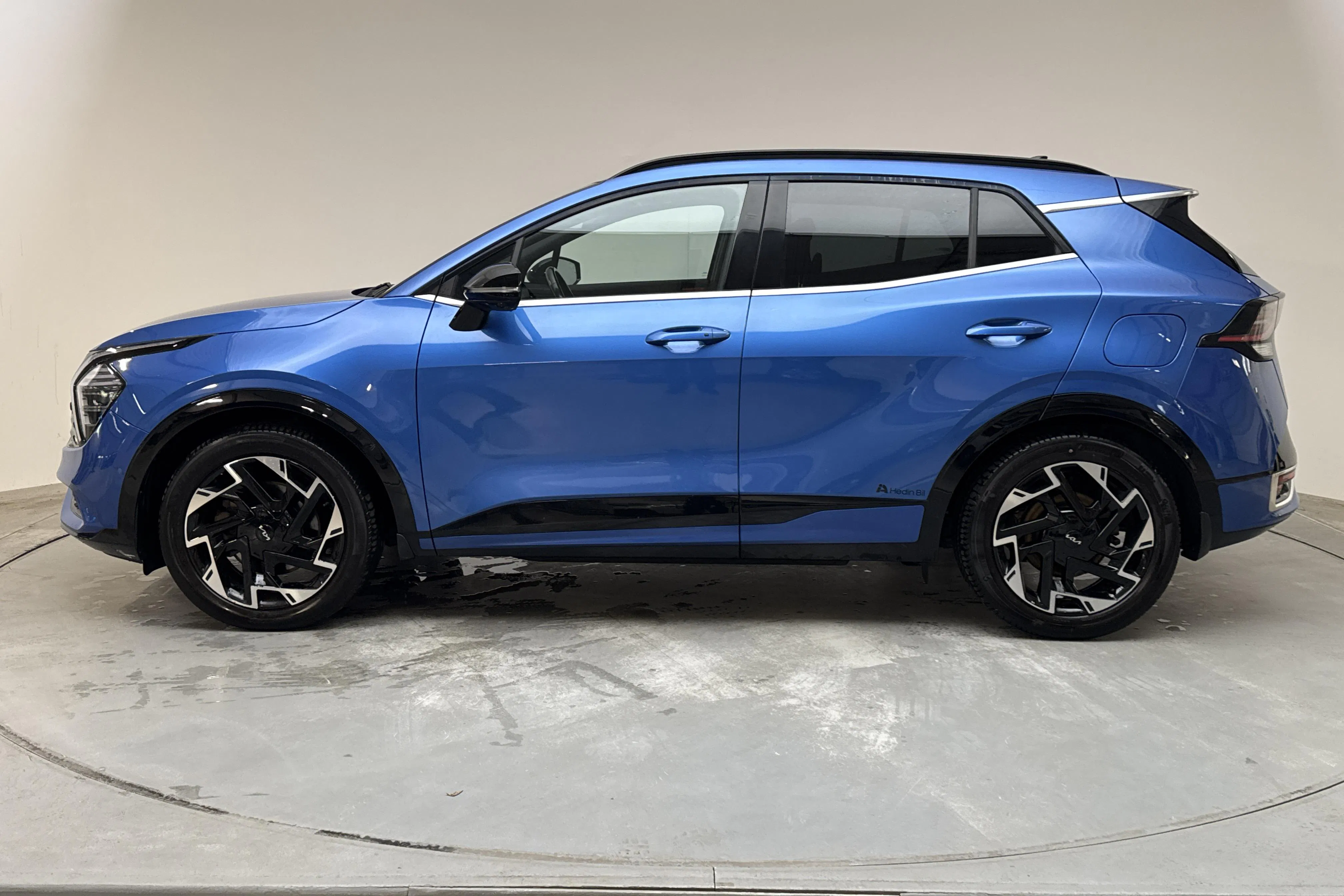 Presentationsfoto 2 av 21: KIA Sportage PHEV AWD (265hk) - 9 326 mil - Automat - blå - 2022