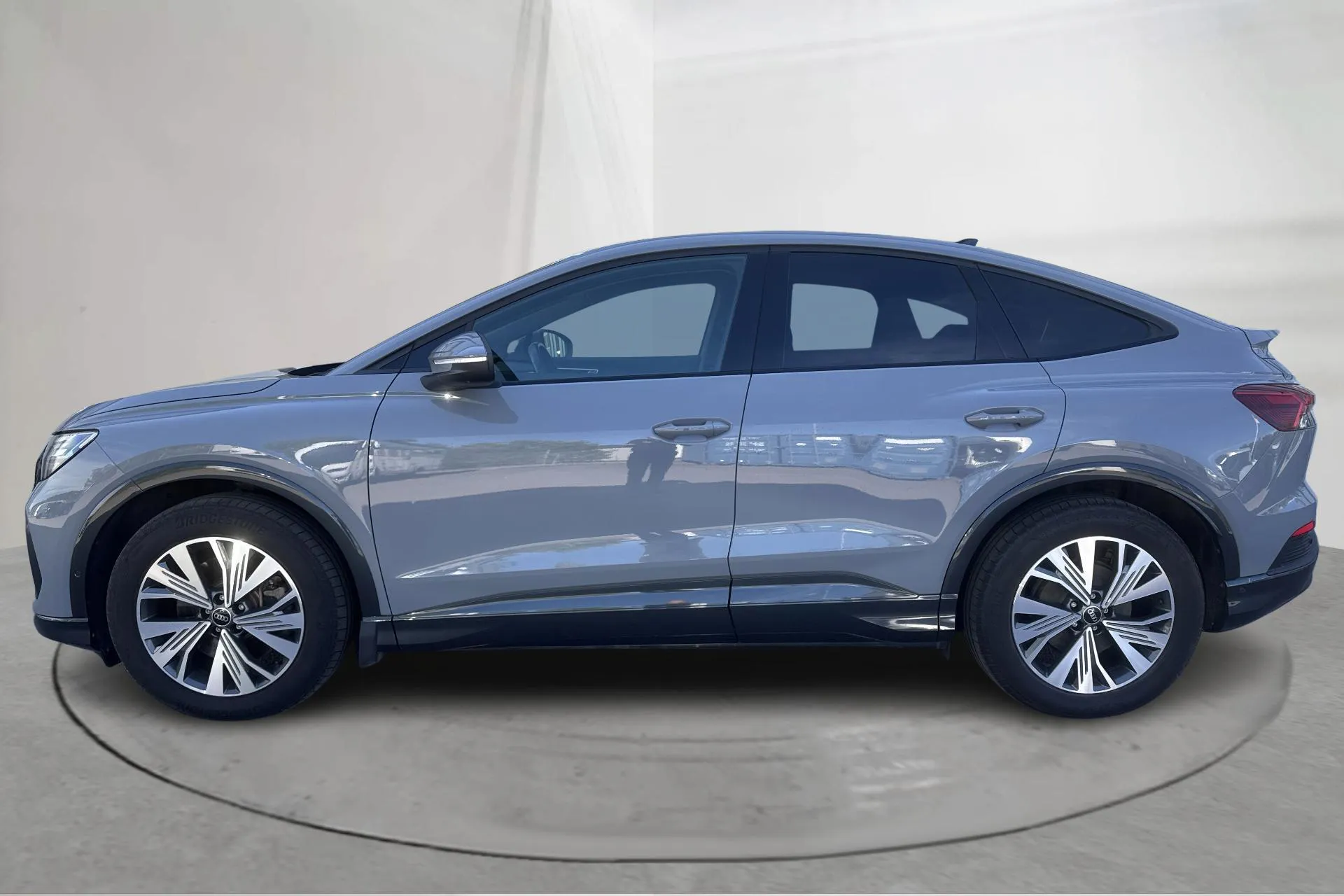 Presentationsfoto 2 av 19: Audi Q4 50 Sportback e-tron quattro 77kWh (299hk) - 6 890 mil - Automat - grå - 2023