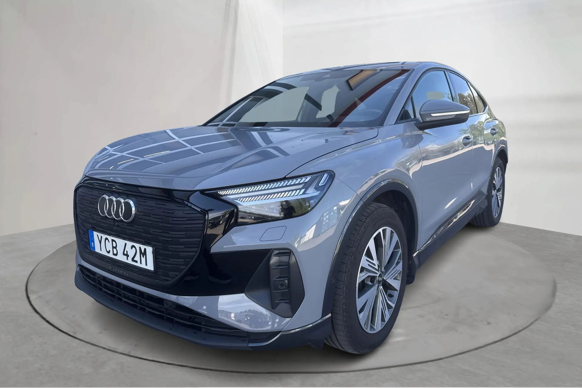 Presentationsfoto 1 av 19: Audi Q4 50 Sportback e-tron quattro 77kWh (299hk) - 6 890 mil - Automat - grå - 2023