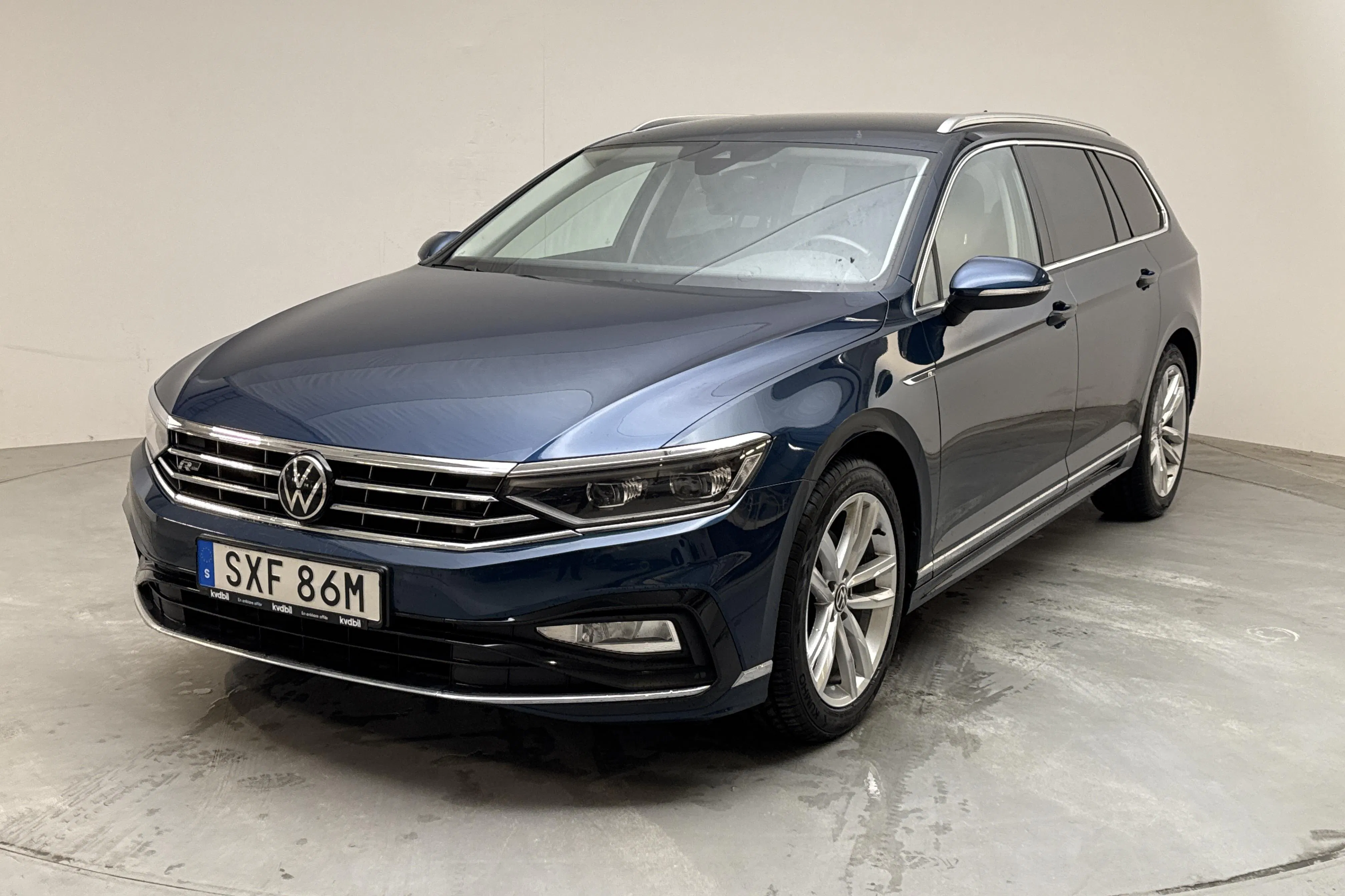 Presentationsfoto 1 av 15: VW Passat 2.0 TDI Sportscombi 4Motion (200hk) - 8 004 mil - Automat - blå - 2022